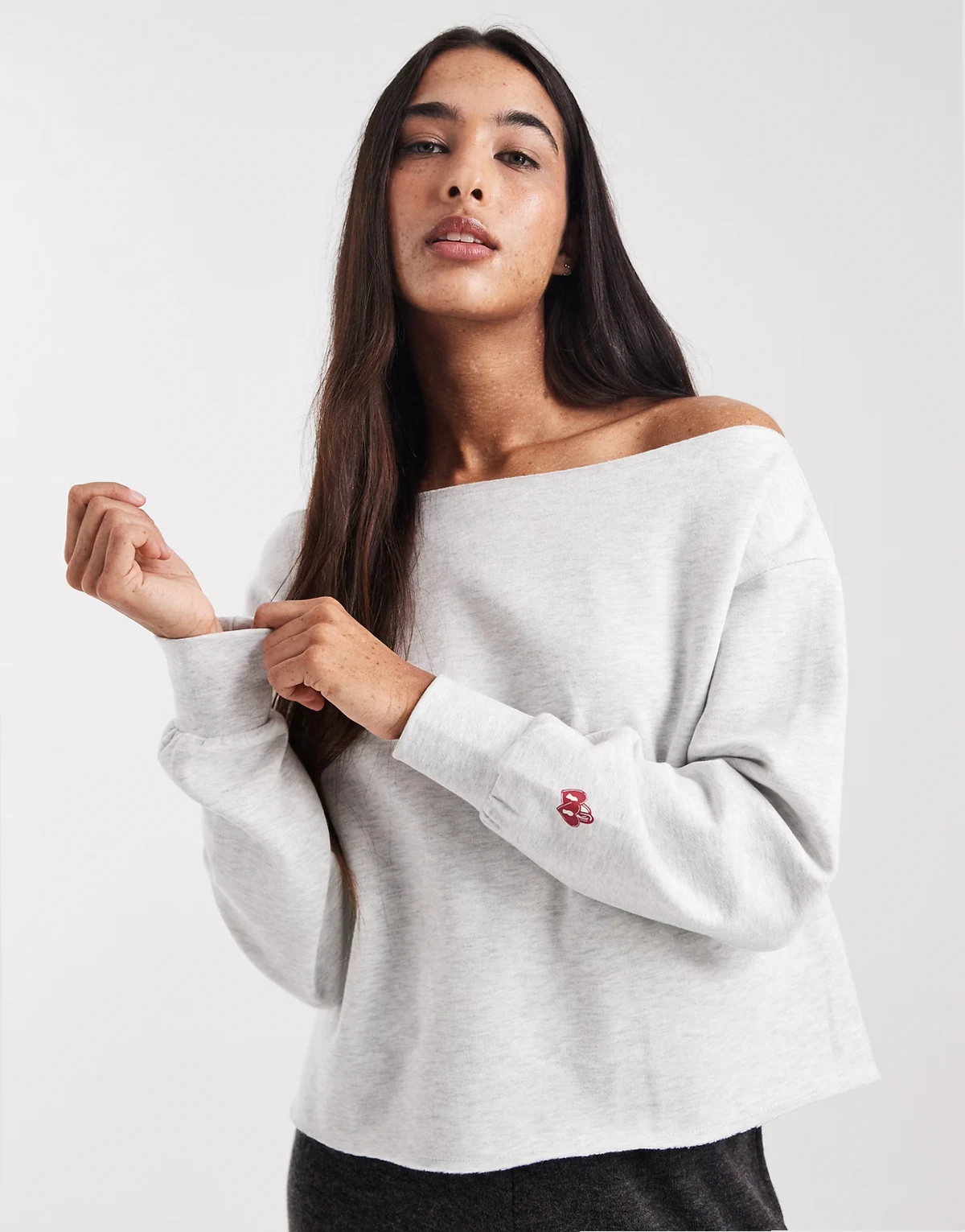 – Schulterfreier Fleece-Pullover in meliertem Hellgrau
