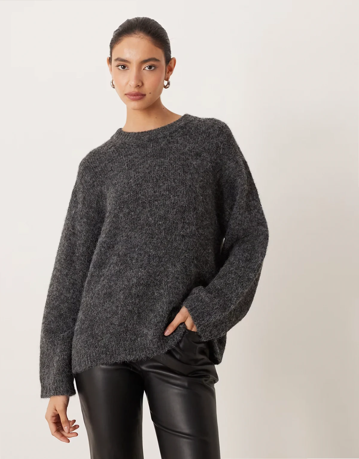 – Super weicher Oversize-Strickpullover in Dunkelgrau, exklusiv bei ASOS