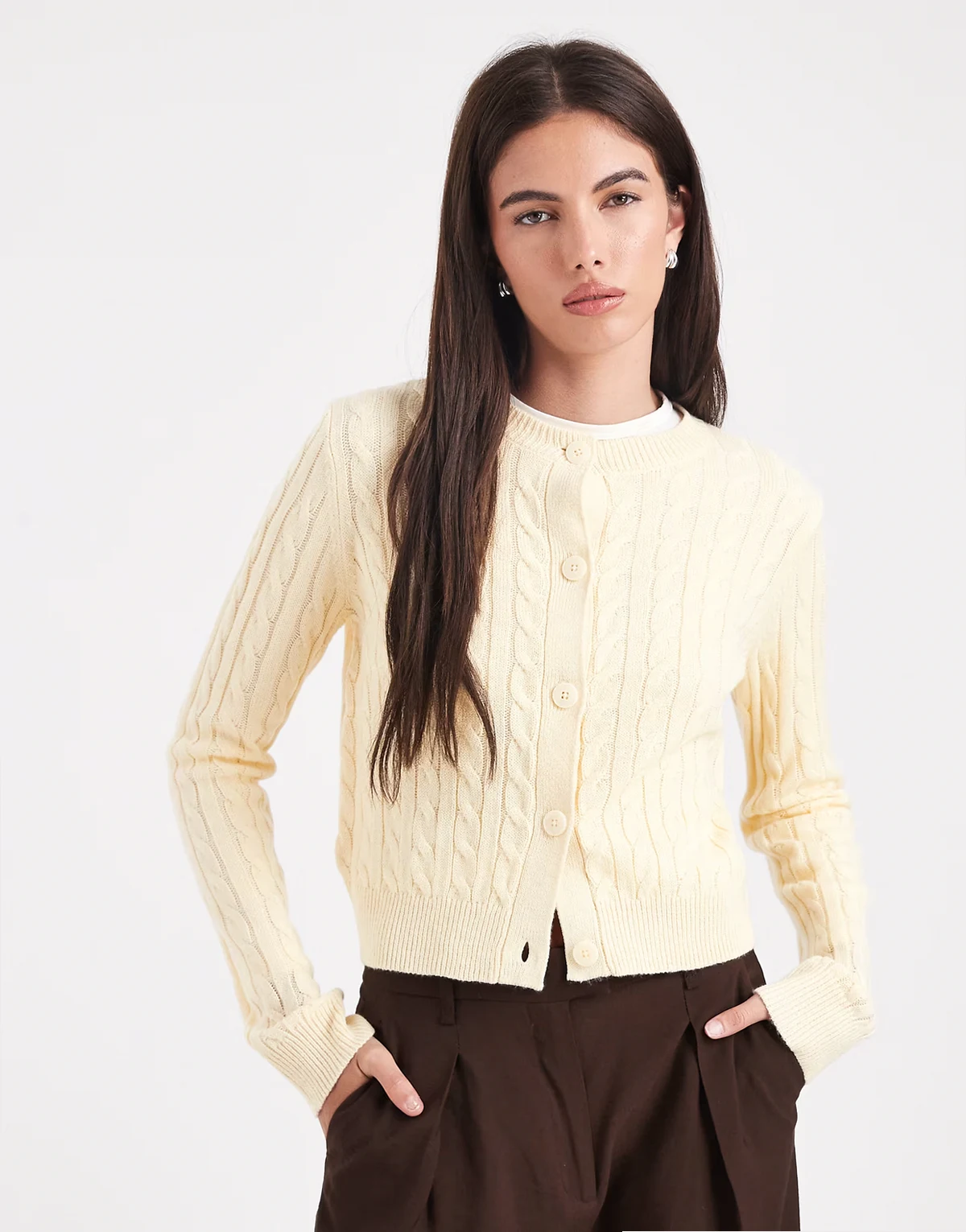 – Bladożółty kardigan z okrągłym dekoltem z dzianiny o warkoczowym splocie