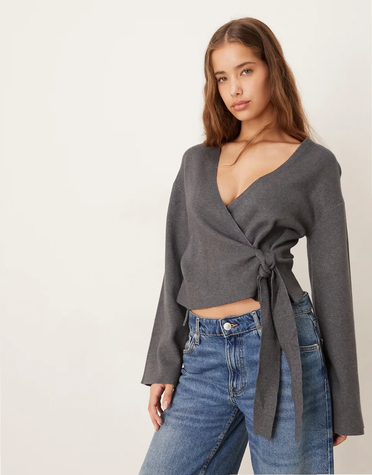 – Strickjacke in Dunkelgrau meliert mit V-Ausschnitt, Wickeldesign und weiten Ärmeln