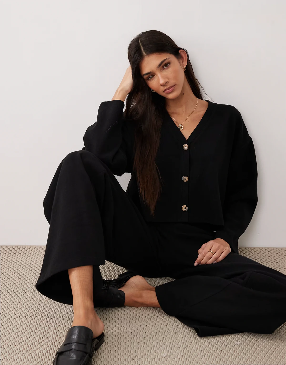 – Czarny szczotkowany prążkowany kardigan z dekoltem w szpic