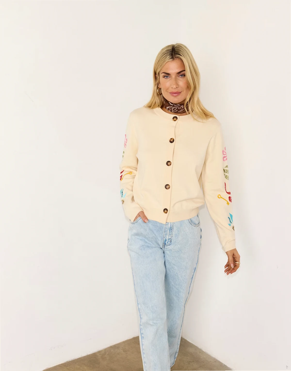 – Strickjacke in Cremeweiß mit Lochstickerei