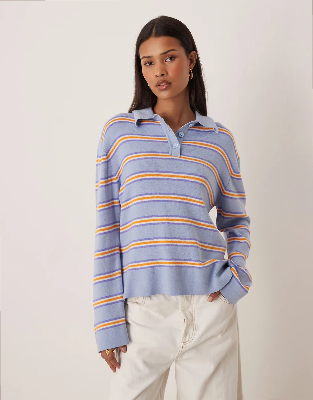 – Gestreifter Strickpullover in Blau und Orange mit Kragen