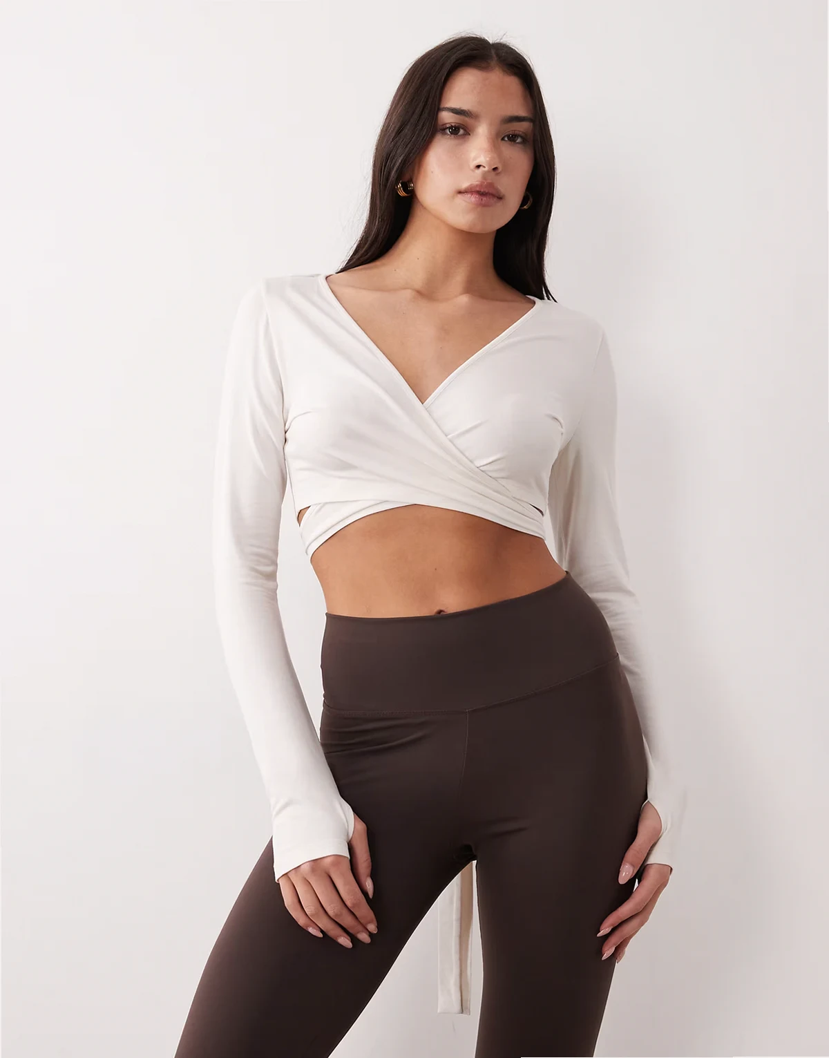 – Kurz geschnittene Yoga-Strickjacke in Weiß mit Wickeldesign