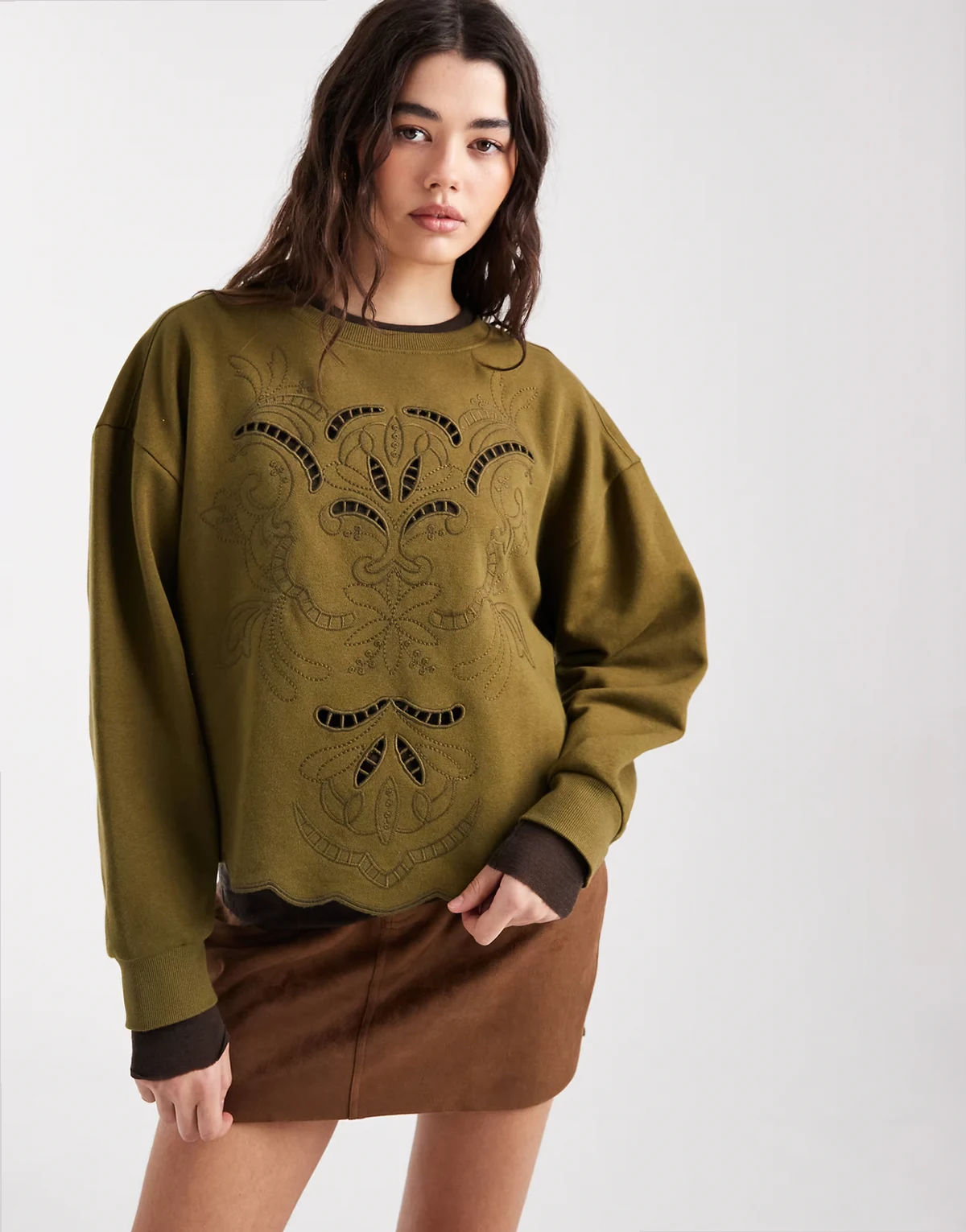 – Oliwkowa wiązana po bokach bluza z haftowanym wzorem