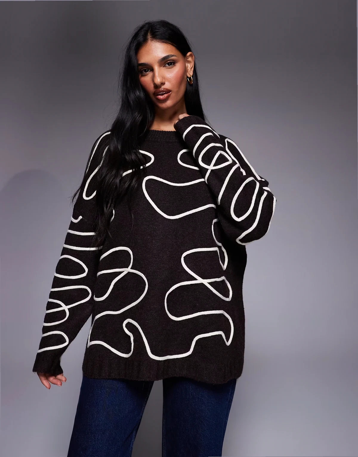 Exclusive – Czekoladowy sweter z okrągłym dekoltem i abstrakcyjnymi szwami