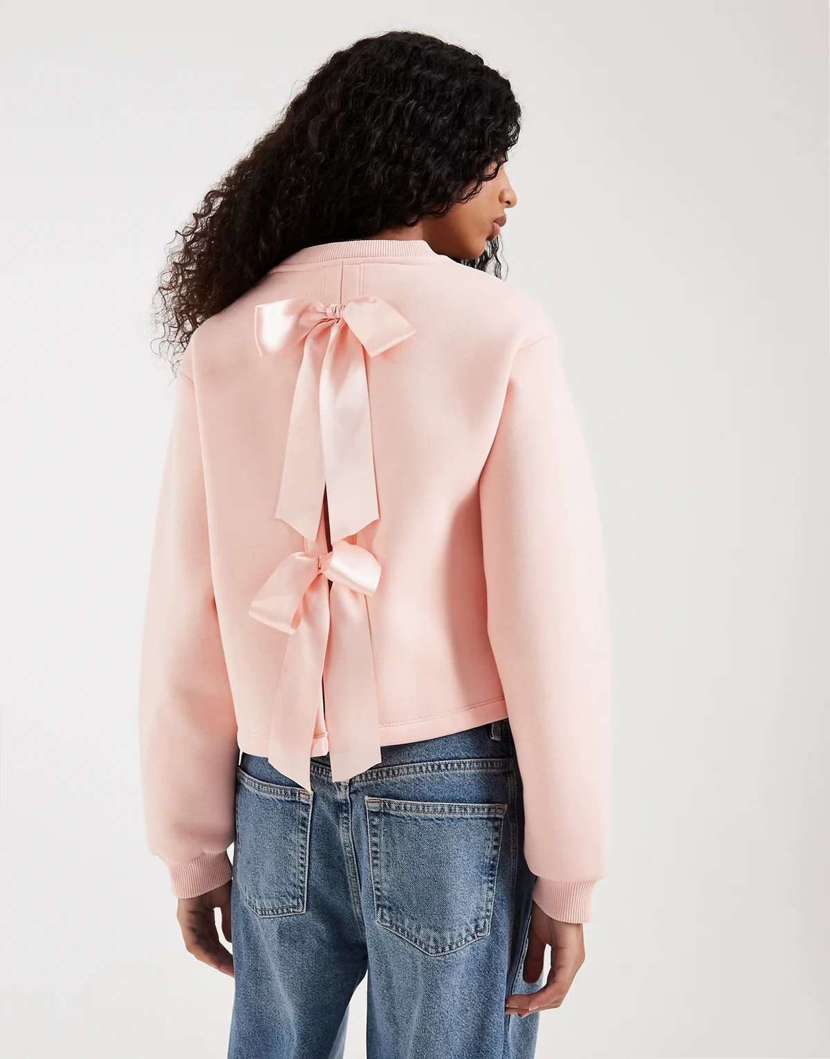– Różowa bluza z kokardami na plecach