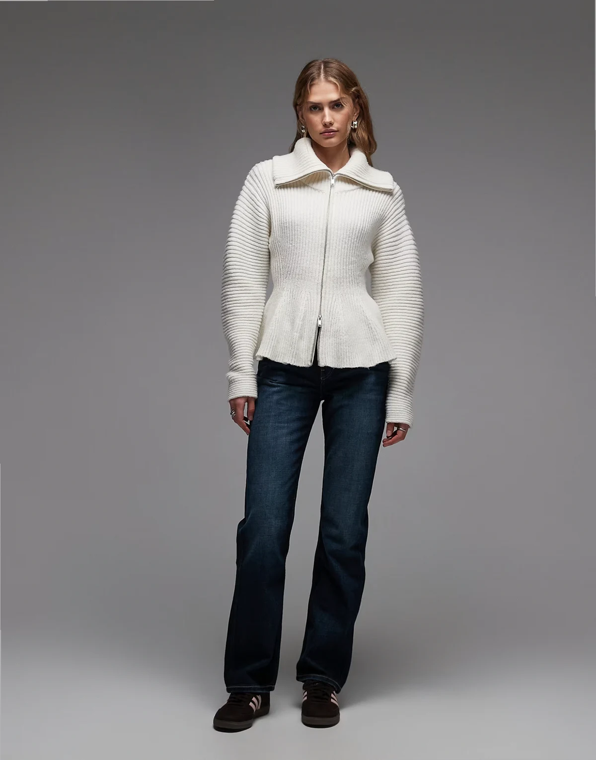 – Strickjacke in Weiß mit Zwei-Wege-Reißverschluss und Schößchensaum