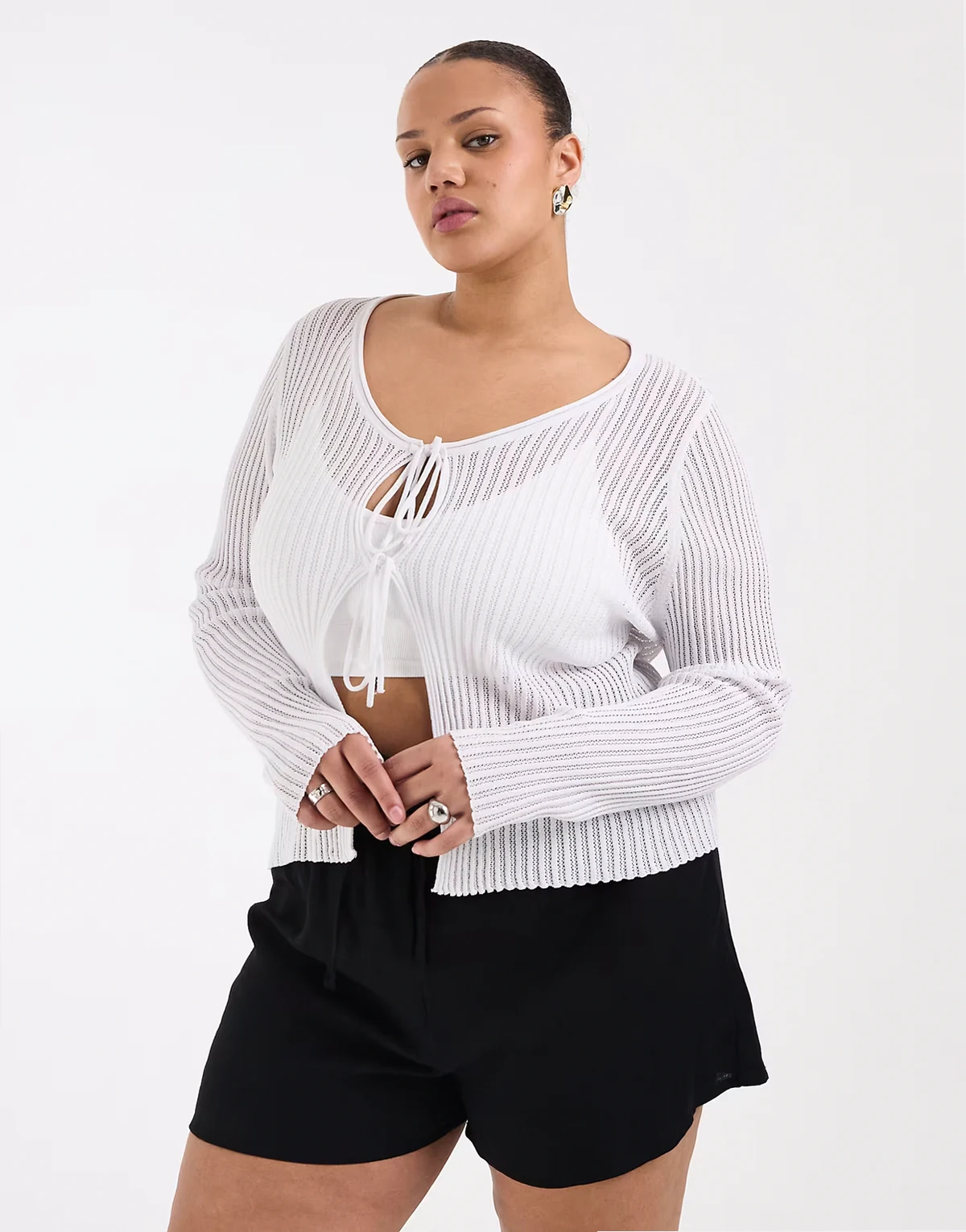 – Biały szydełkowany top z wiązaniem z przodu