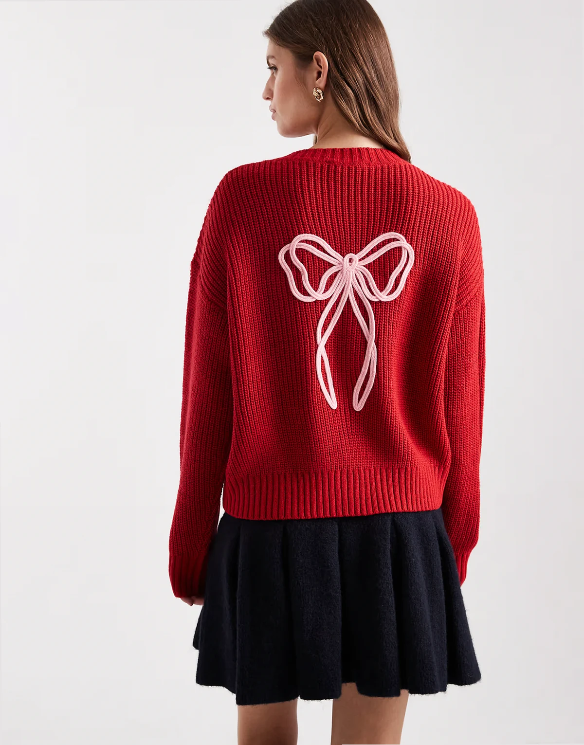 – Czerwony kardigan z wyhaftowaną kokardką