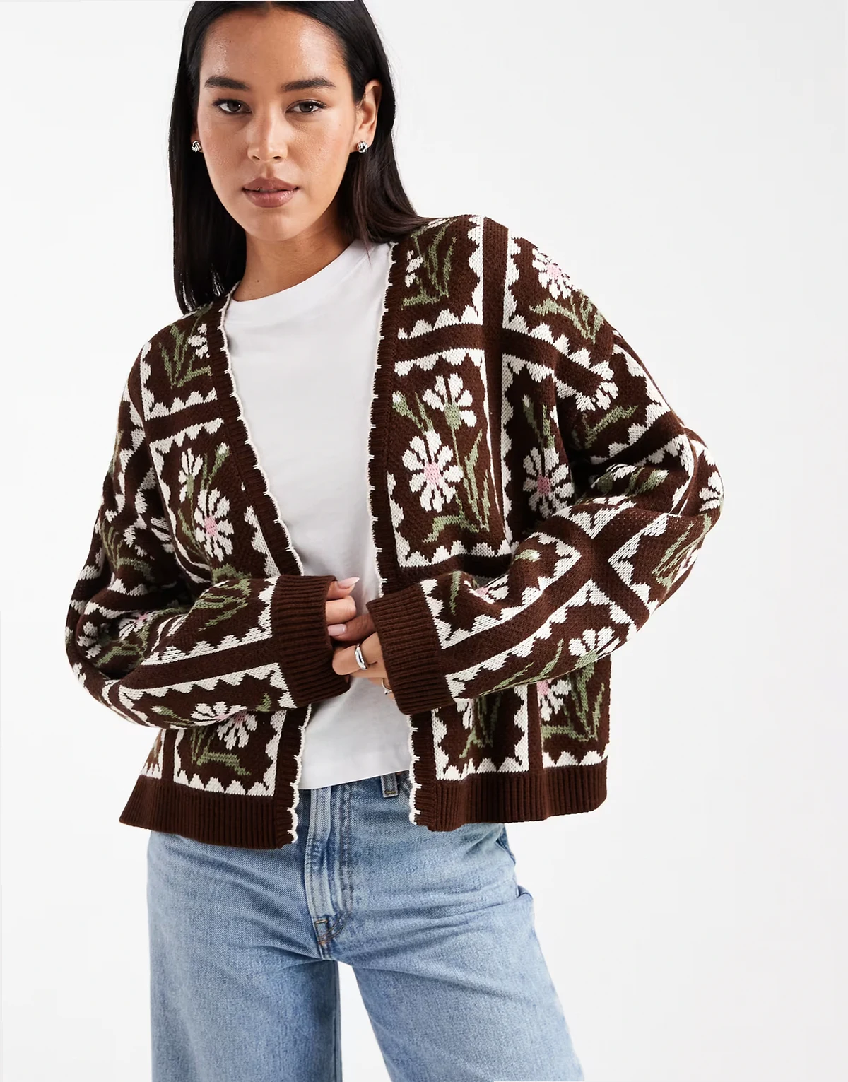 – Czekoladowy niezapinany kardigan dzianinowy z kwiatowym wzorem