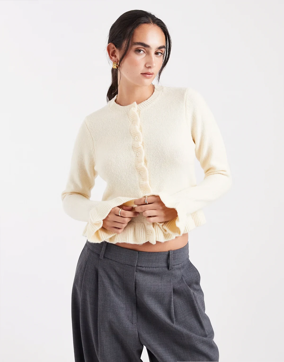 – Strickjacke in Buttergelb mit Rundhalsausschnitt und Rüschen an Bündchen und Saum