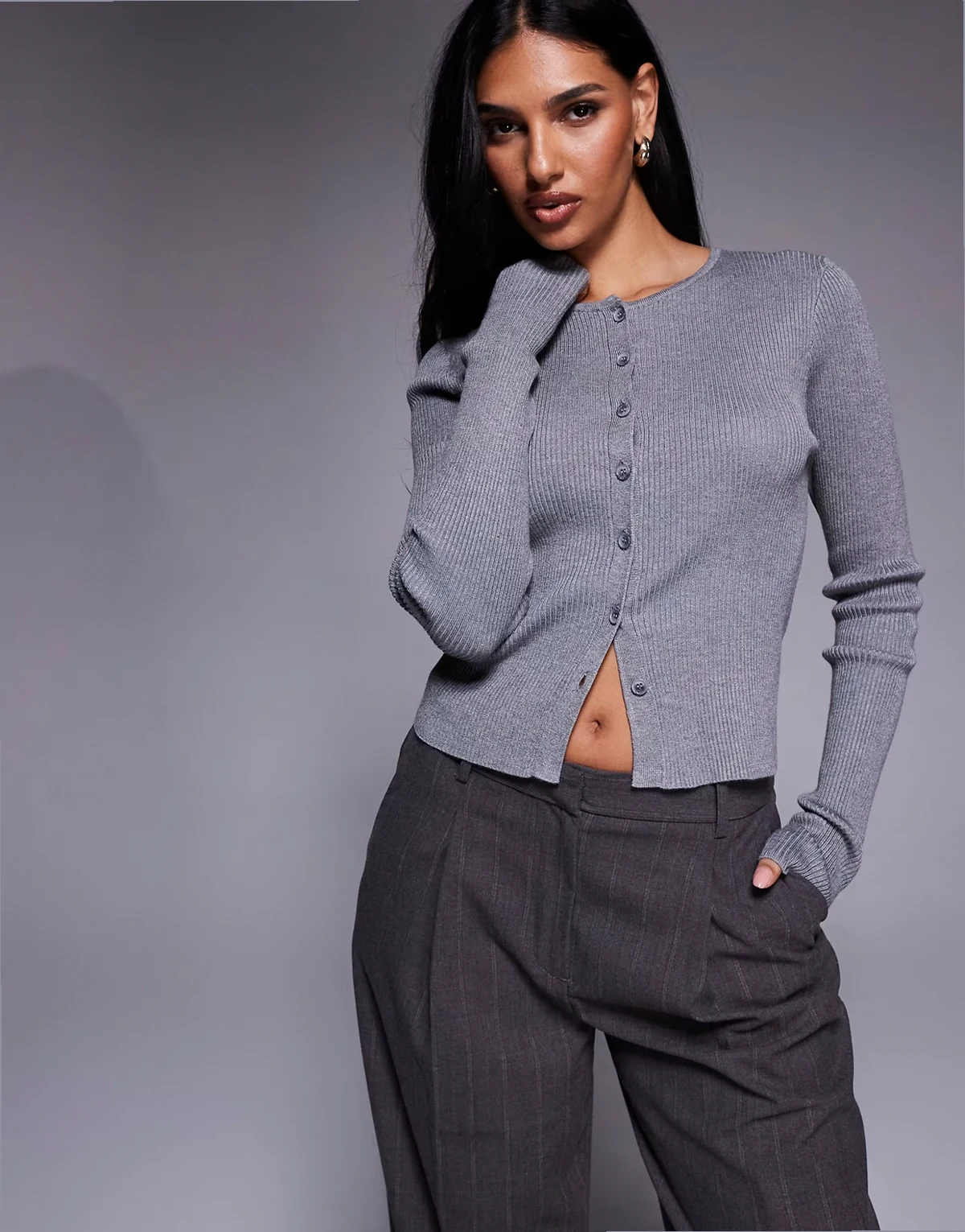 – Grafitowy przylegający kardigan dzianinowy