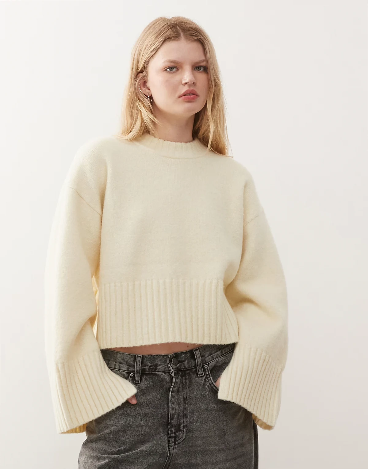 crew neck knit sweater in lemon