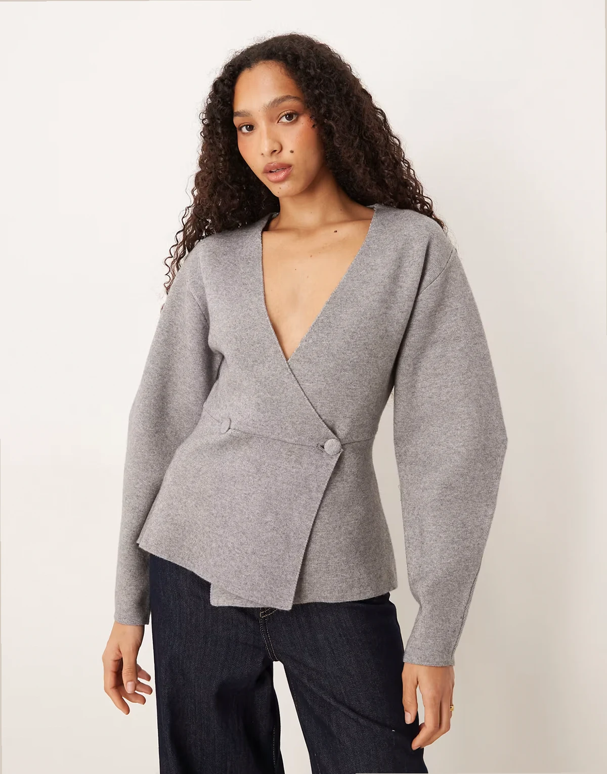 – Geformte Strickjacke in Grau mit V-Ausschnitt