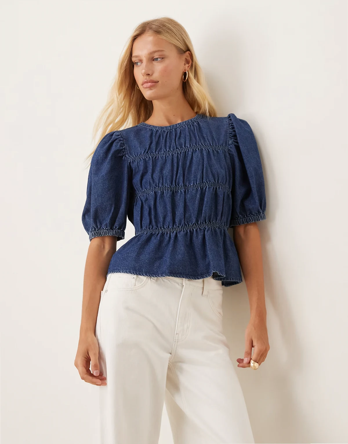 – Ciemnoniebieski jeansowy top z marszczeniem
