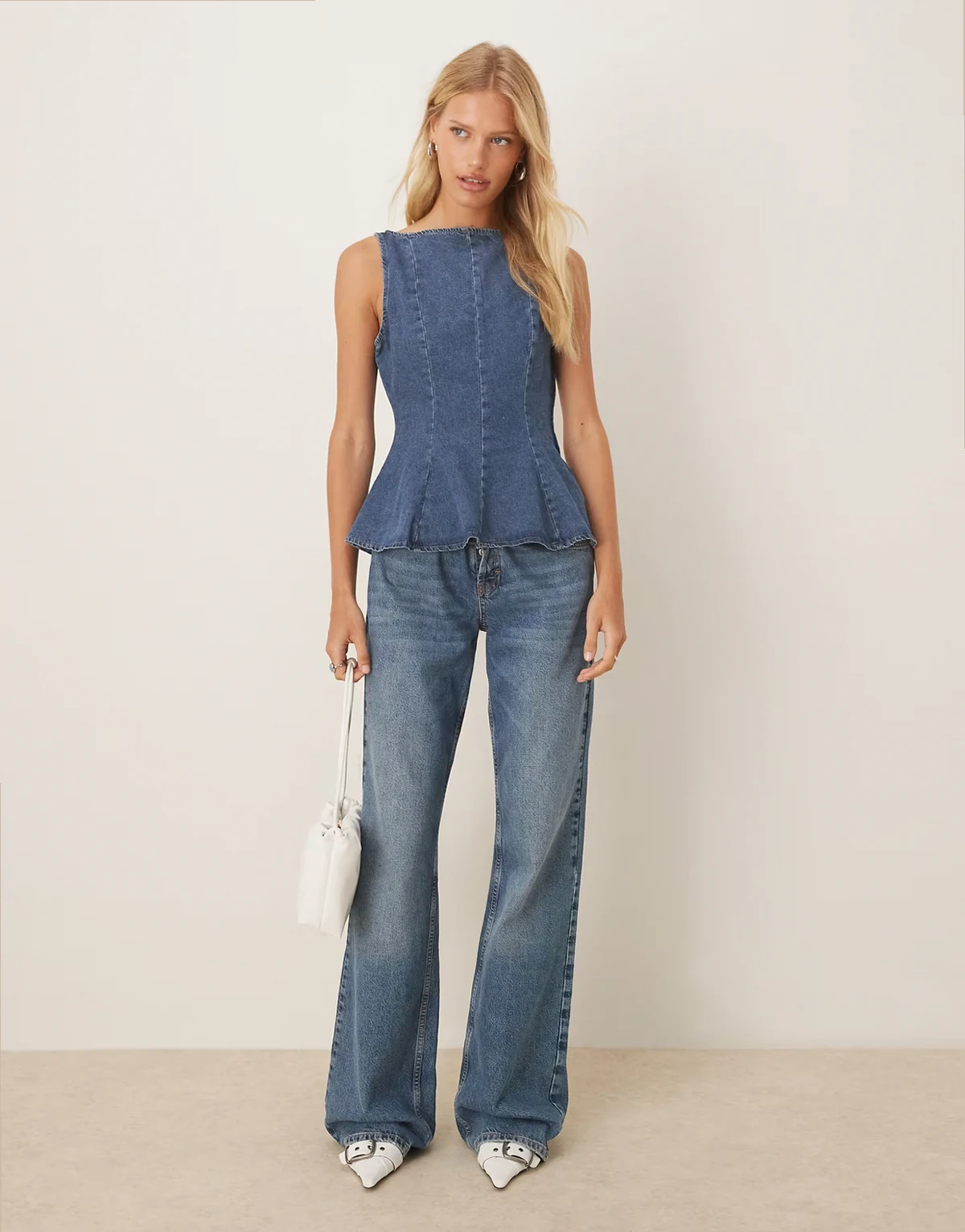 – Niebieski jeansowy top z baskinką