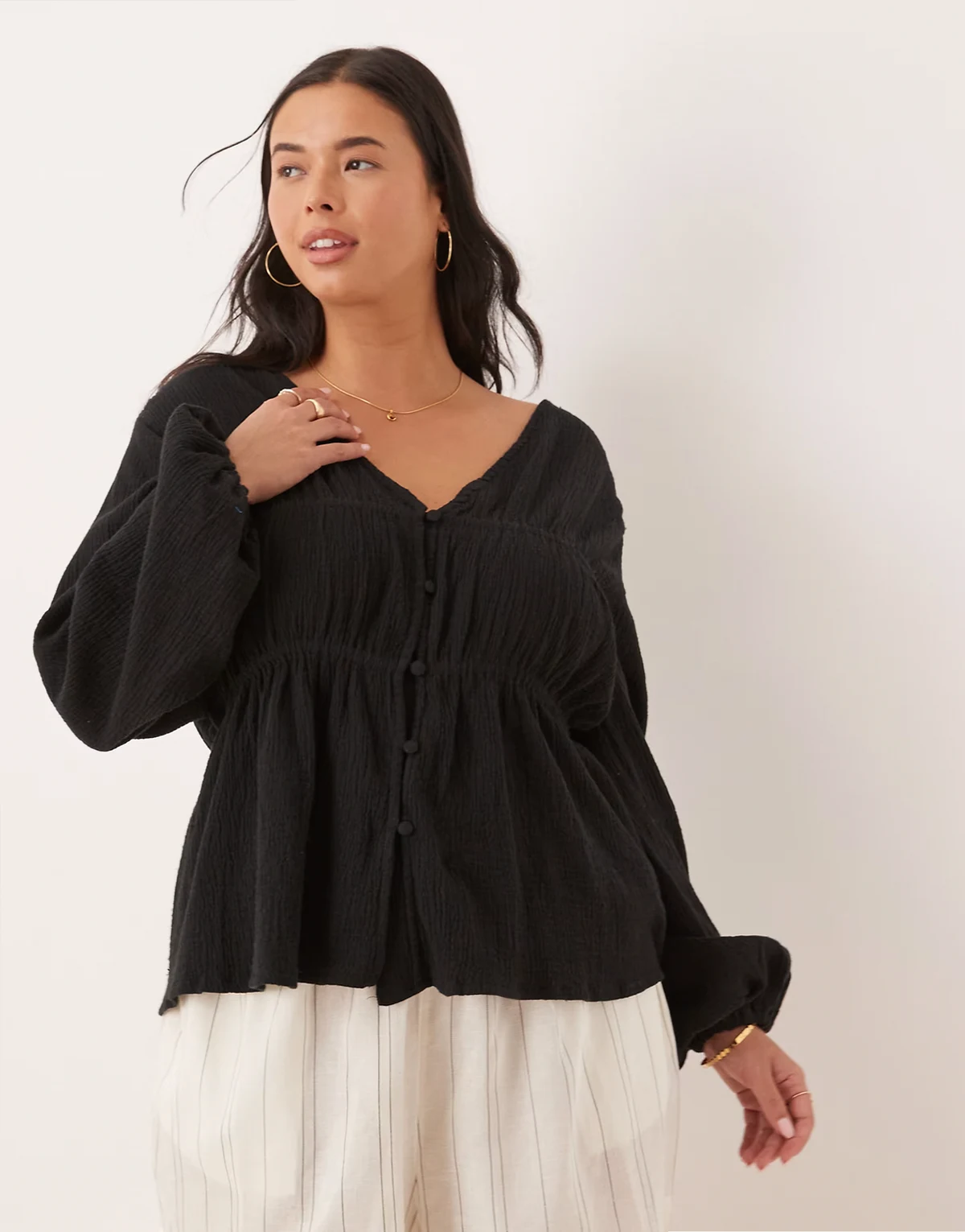 ASOS DESIGN Curve – Langärmliges, gesmoktes Oberteil in Schwarz mit Knöpfen vorne
