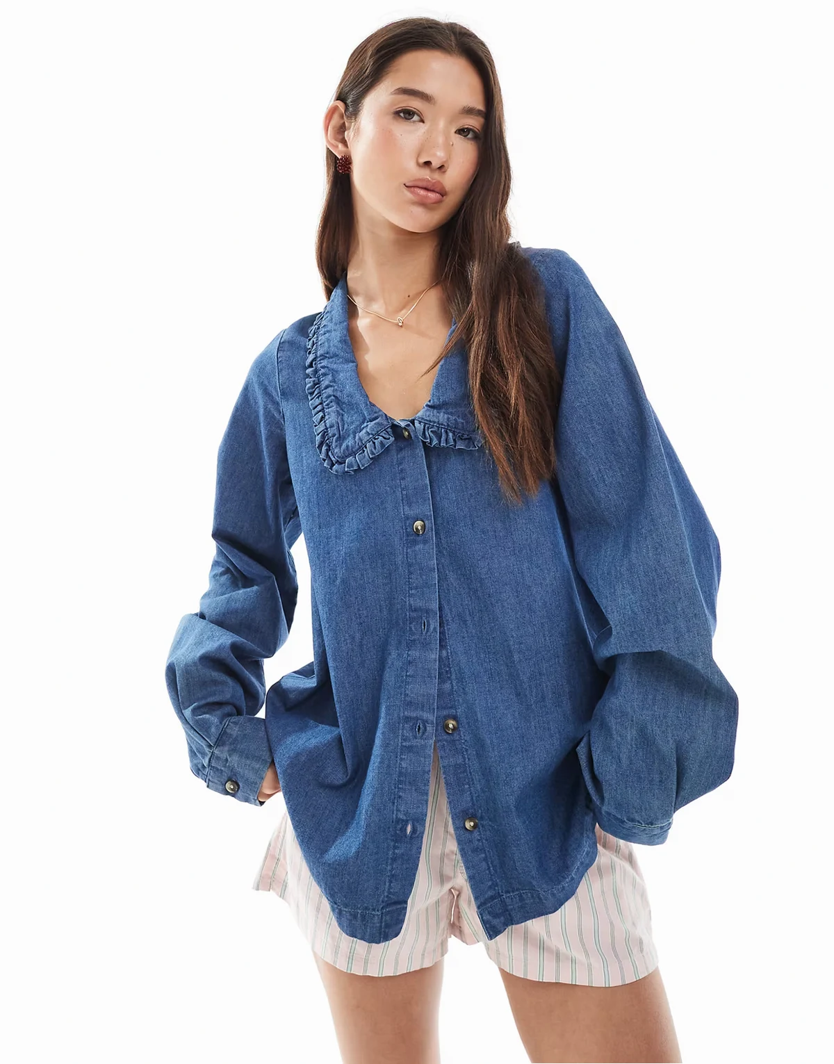 – Niebieska koszula jeansowa z falbanką przy kołnierzu