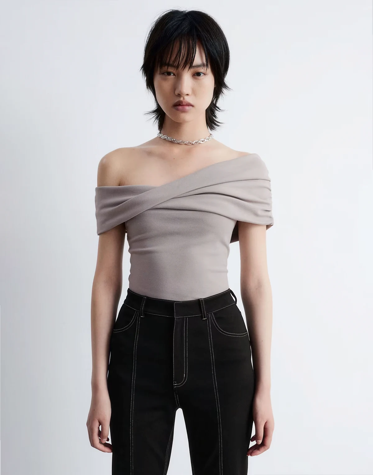 – Szarobrązowy marszczony top z odsłoniętymi ramionami