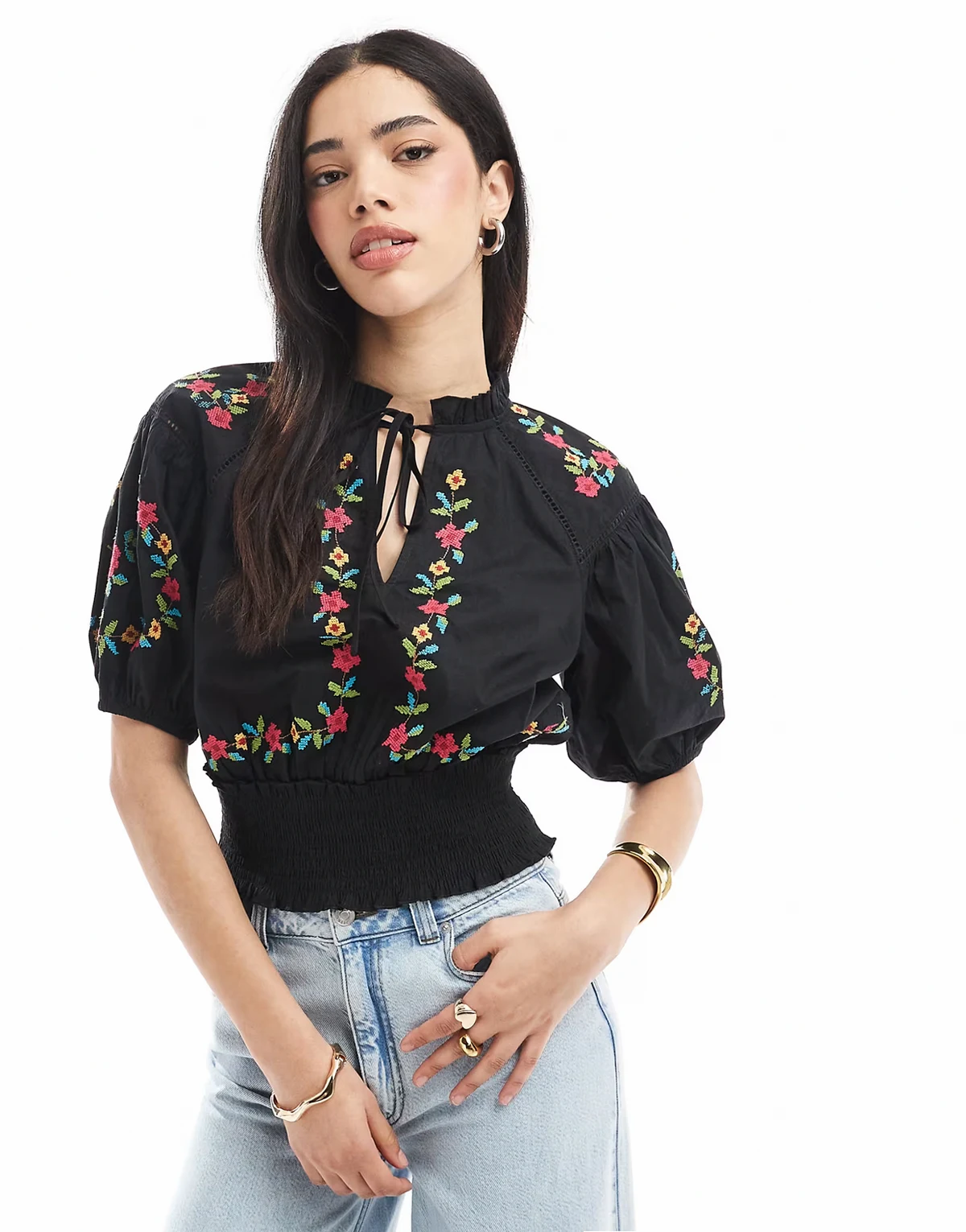 – Czarny krótki top z haftowanym wzorem