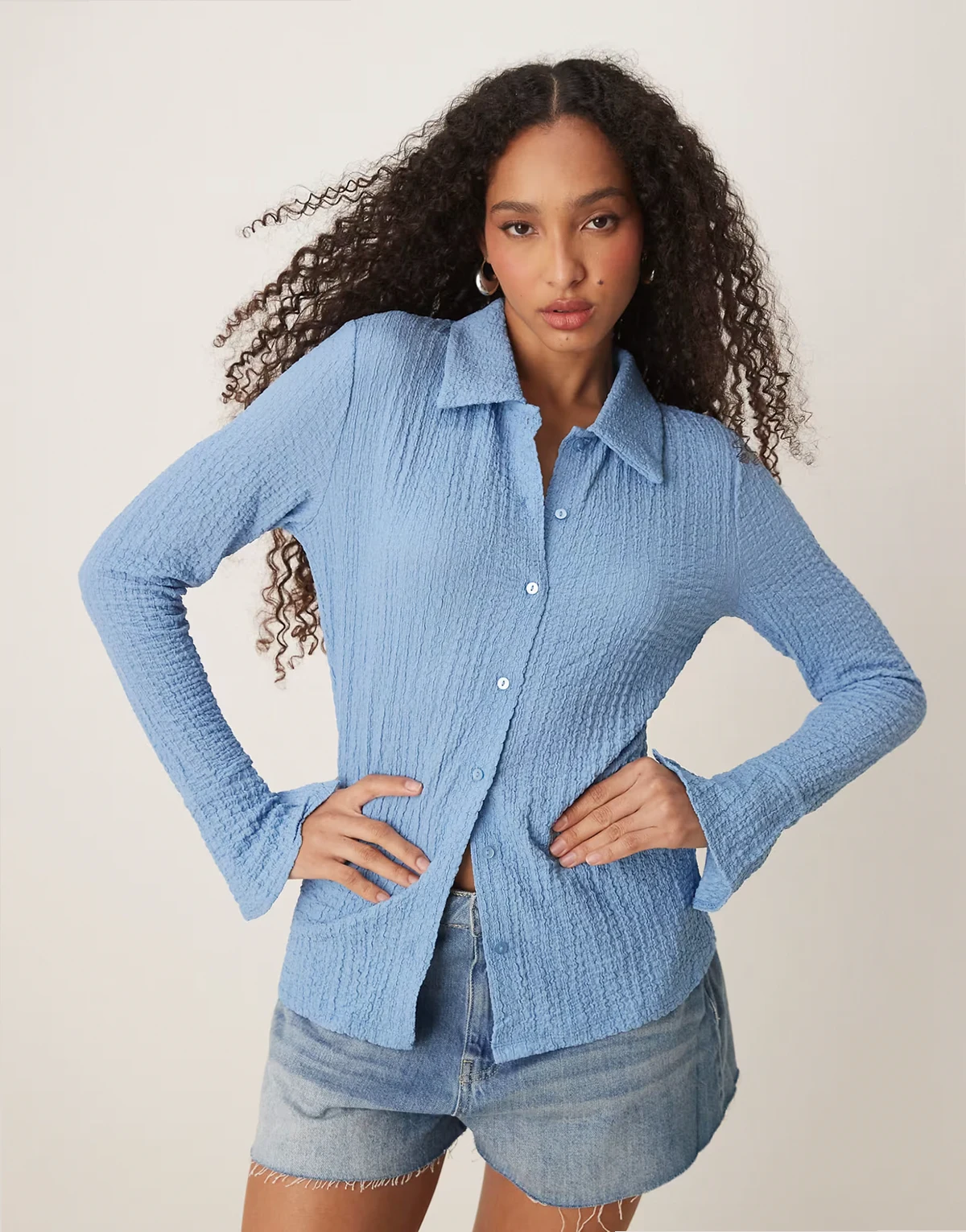 – Niebieska zapinana na guziki koszula z długimi rękawami i bąbelkową teksturą