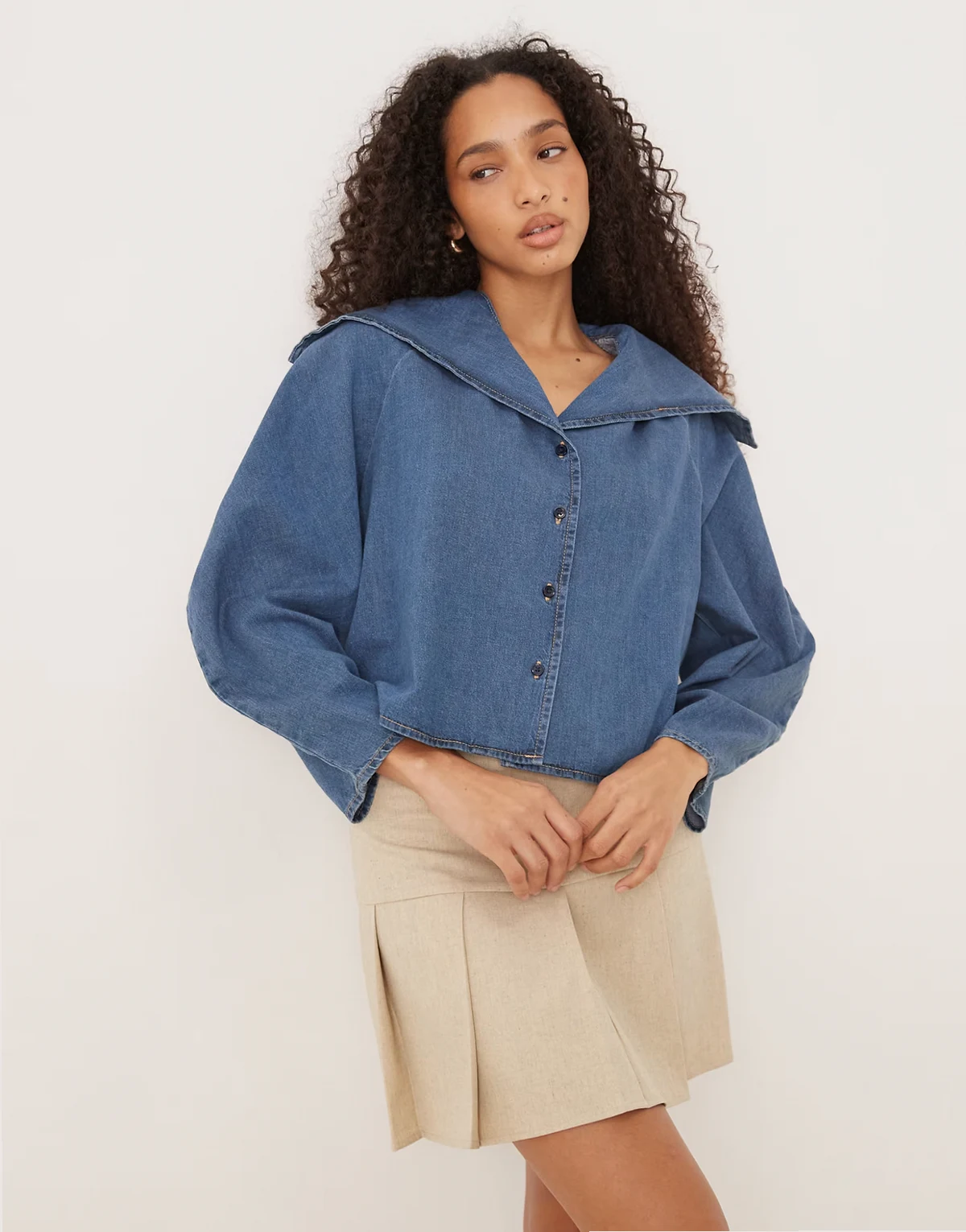 – Denim-Hemd in mittelblauer Waschung mit breitem Kragen