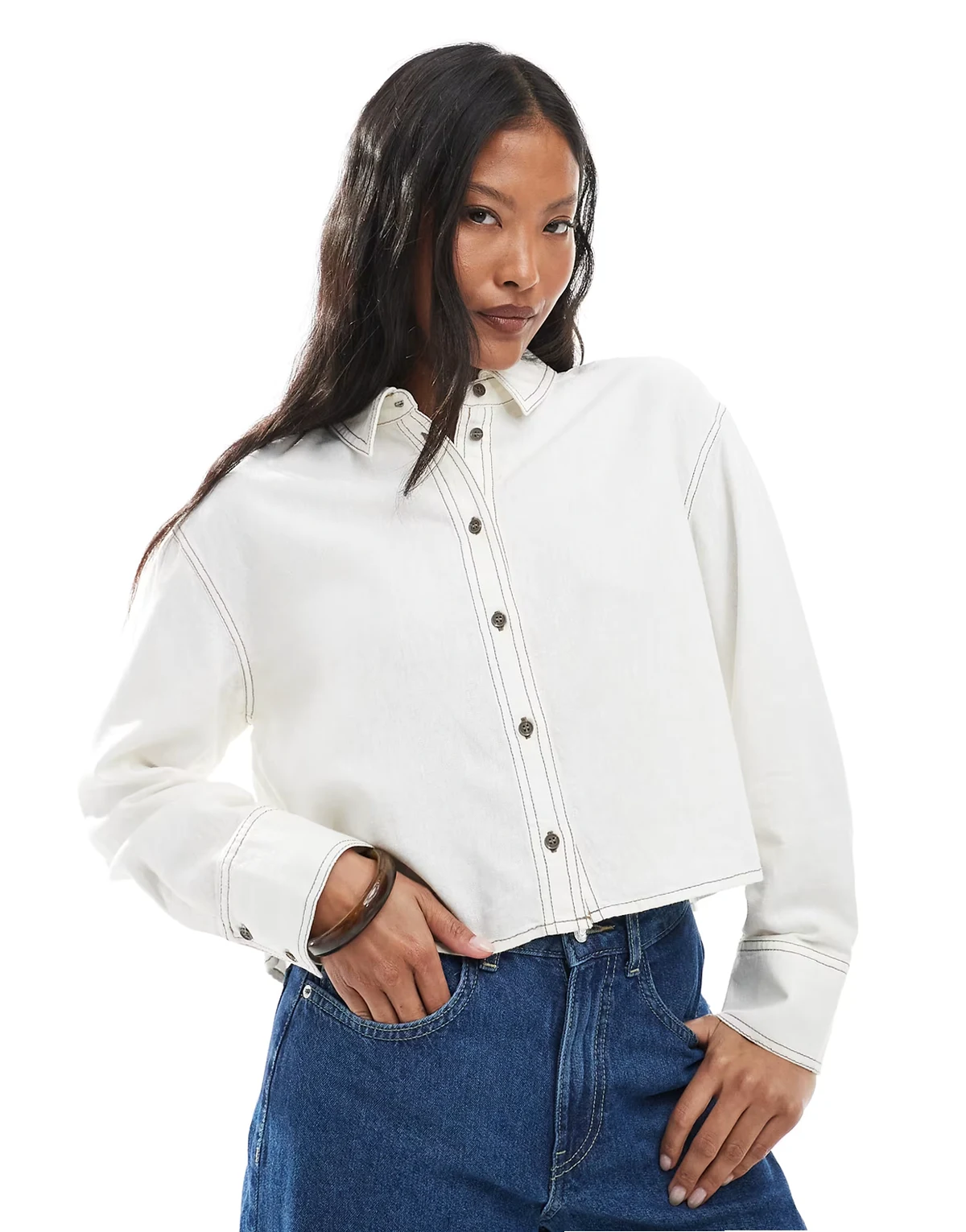 – Cropped-Hemd aus Leinen in Weiß mit Kontrastnähten