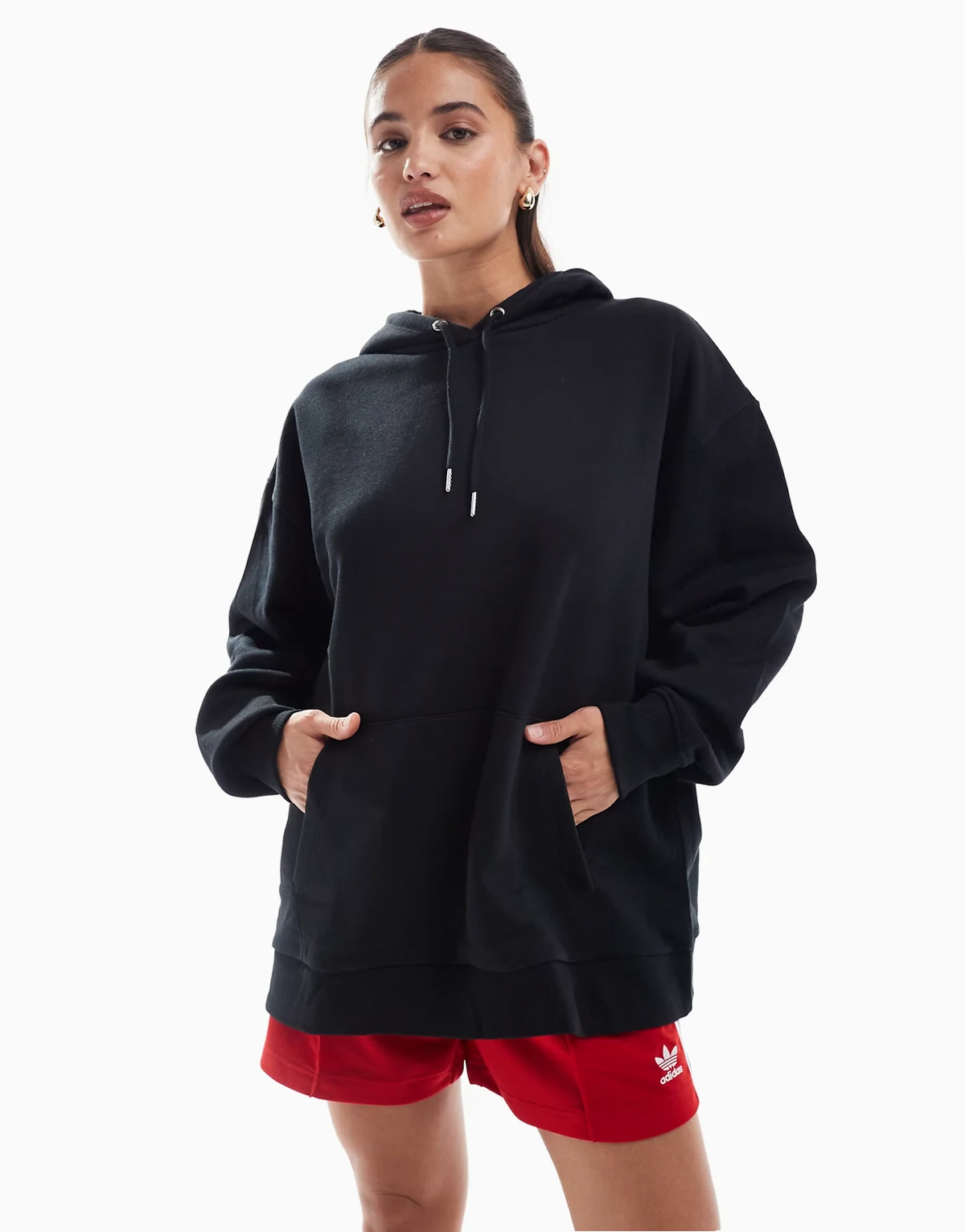 – Schwarzer Oversize-Kapuzenpullover
