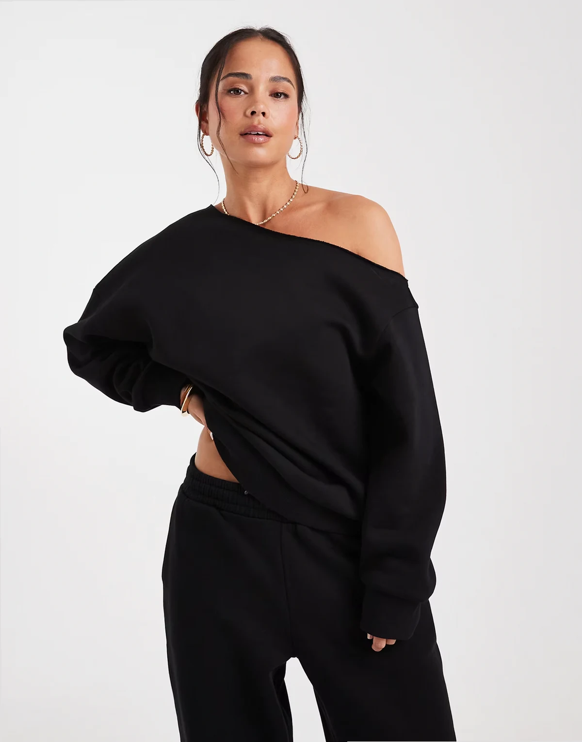 – Schulterfreies Sweatshirt in Schwarz mit weicher Innenseite