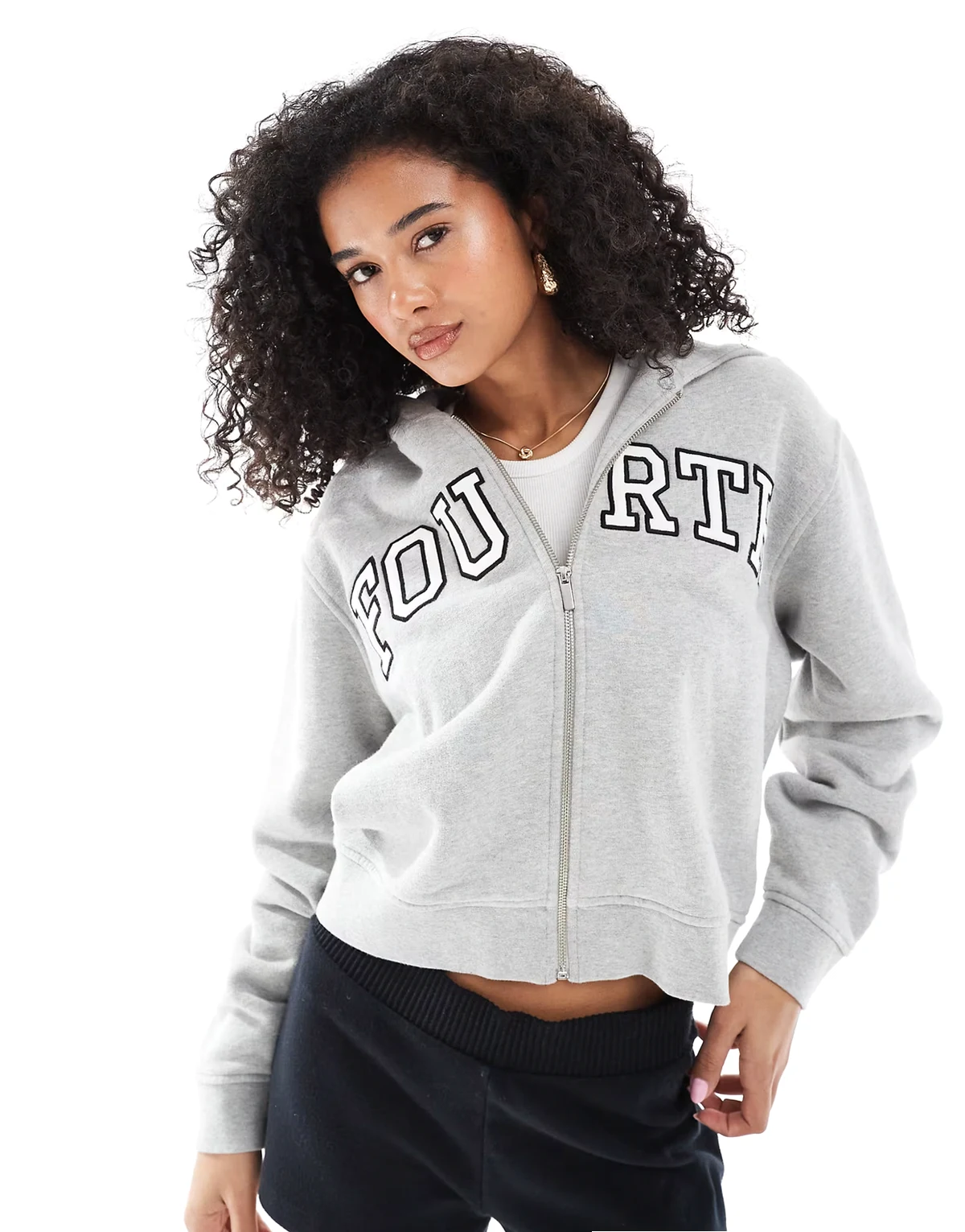 – Zapinana na suwak szara bluza z kapturem i haftowanym logo