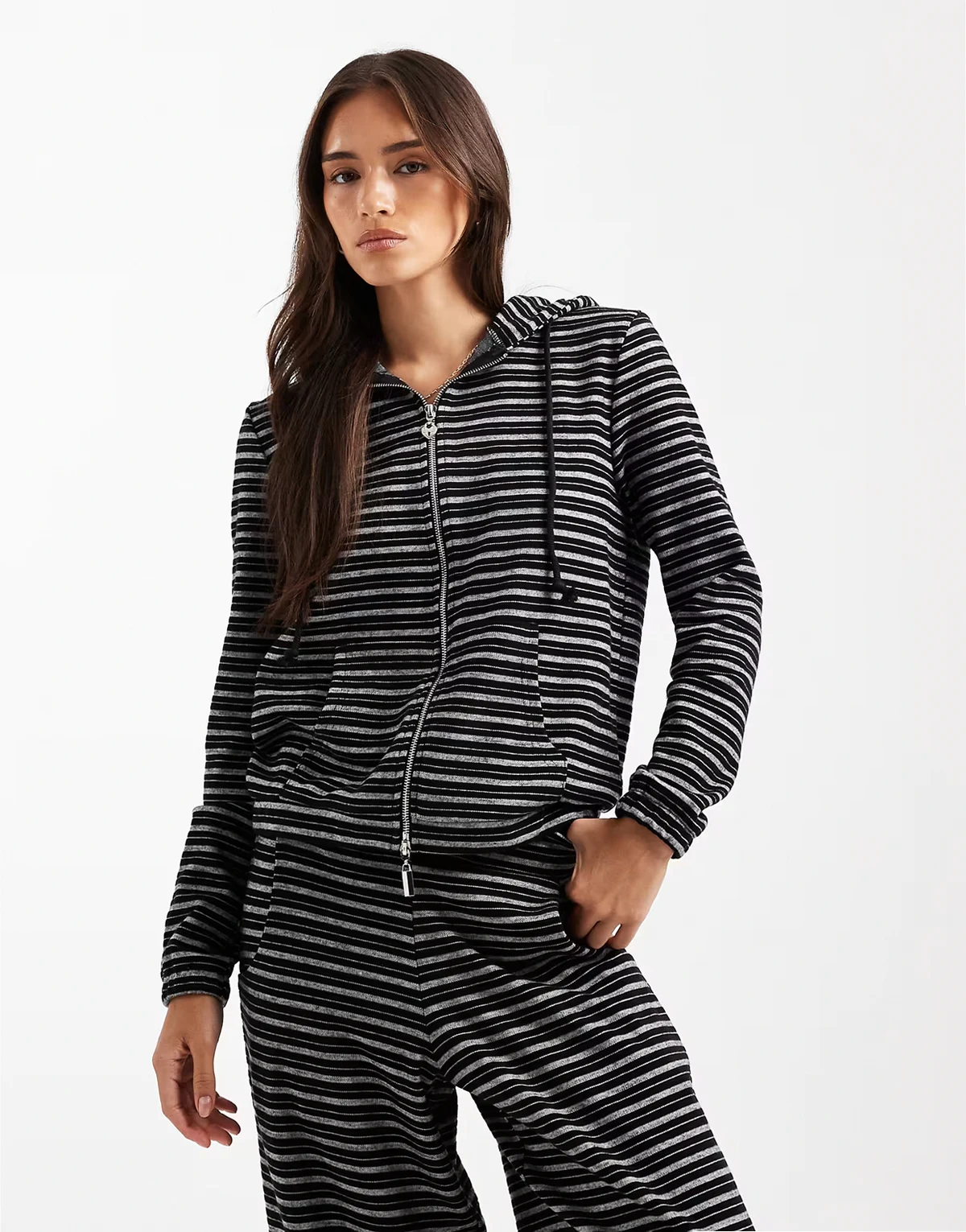 – Grafitowy zapinany na zamek top o dopasowanym kroju z kapturem w paski, część zestawu