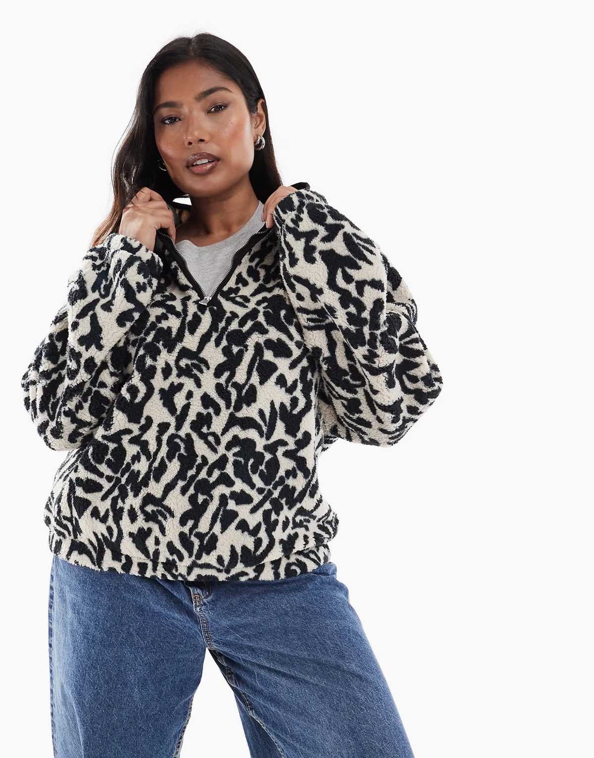 – Gemustertes Fleece-Sweatshirt in Schwarz und Weiß mit kurzem Reißverschluss