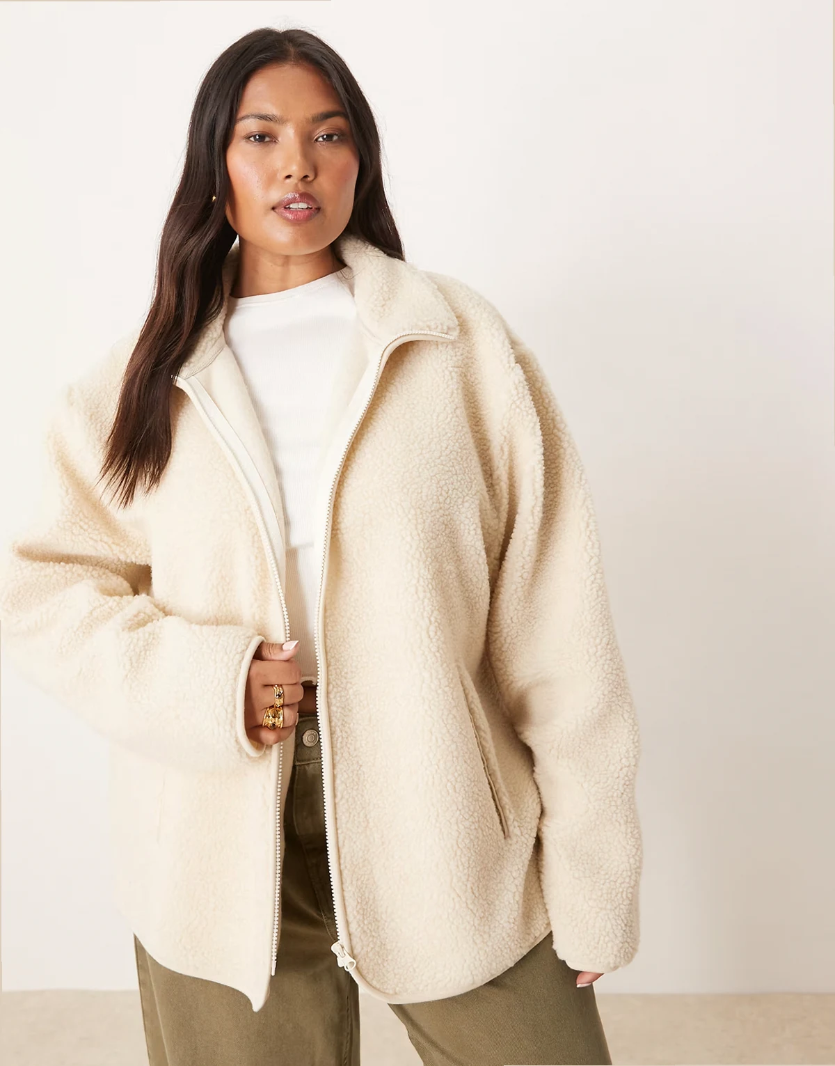 ASOS DESIGN Curve – Teddyfleece-Sweatshirt in Cremeweiß mit durchgehendem Reißverschluss