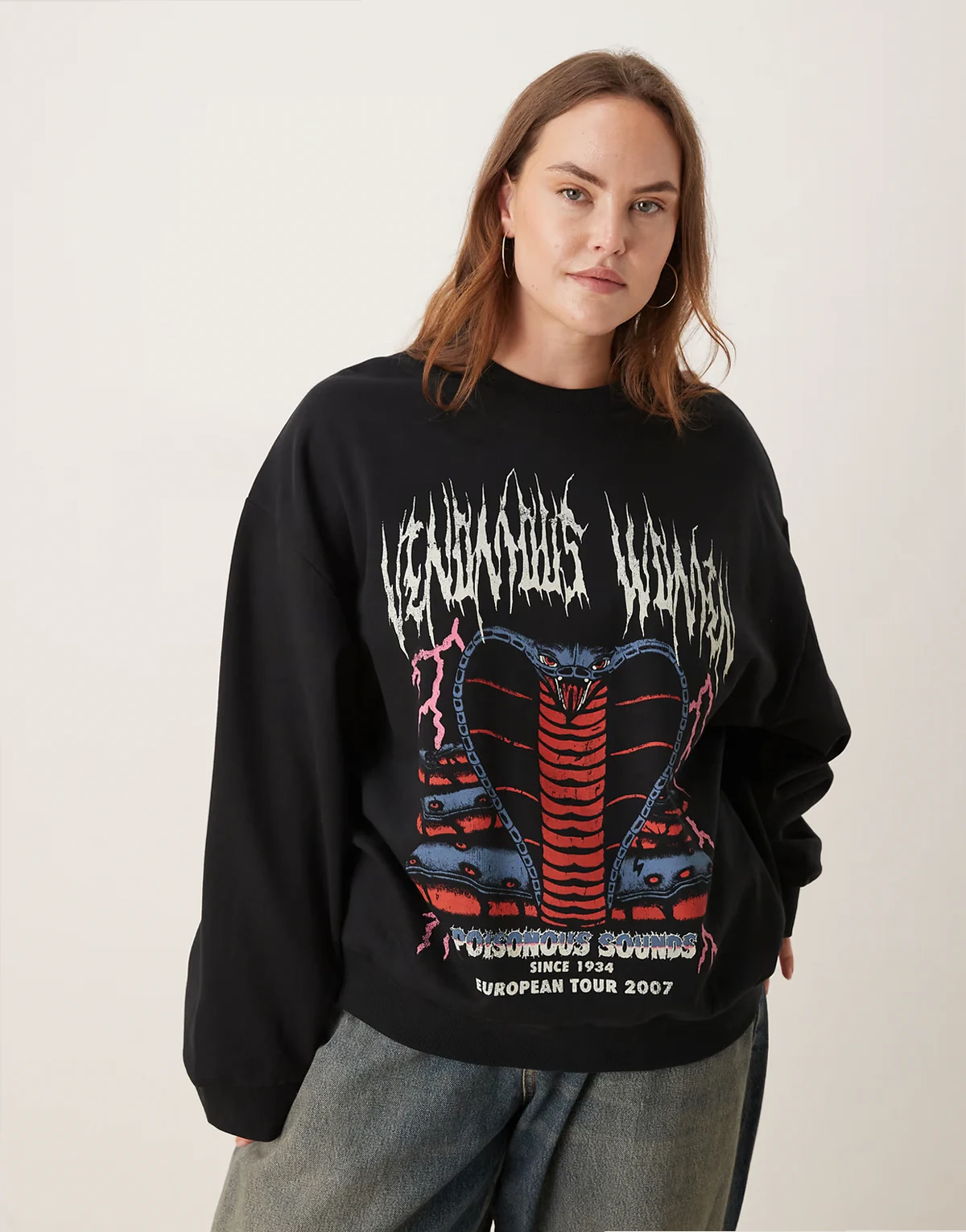 ASOS DESIGN Curve – Oversize-Sweatshirt in Schwarz mit Schlangenmotiv im Rock-Design
