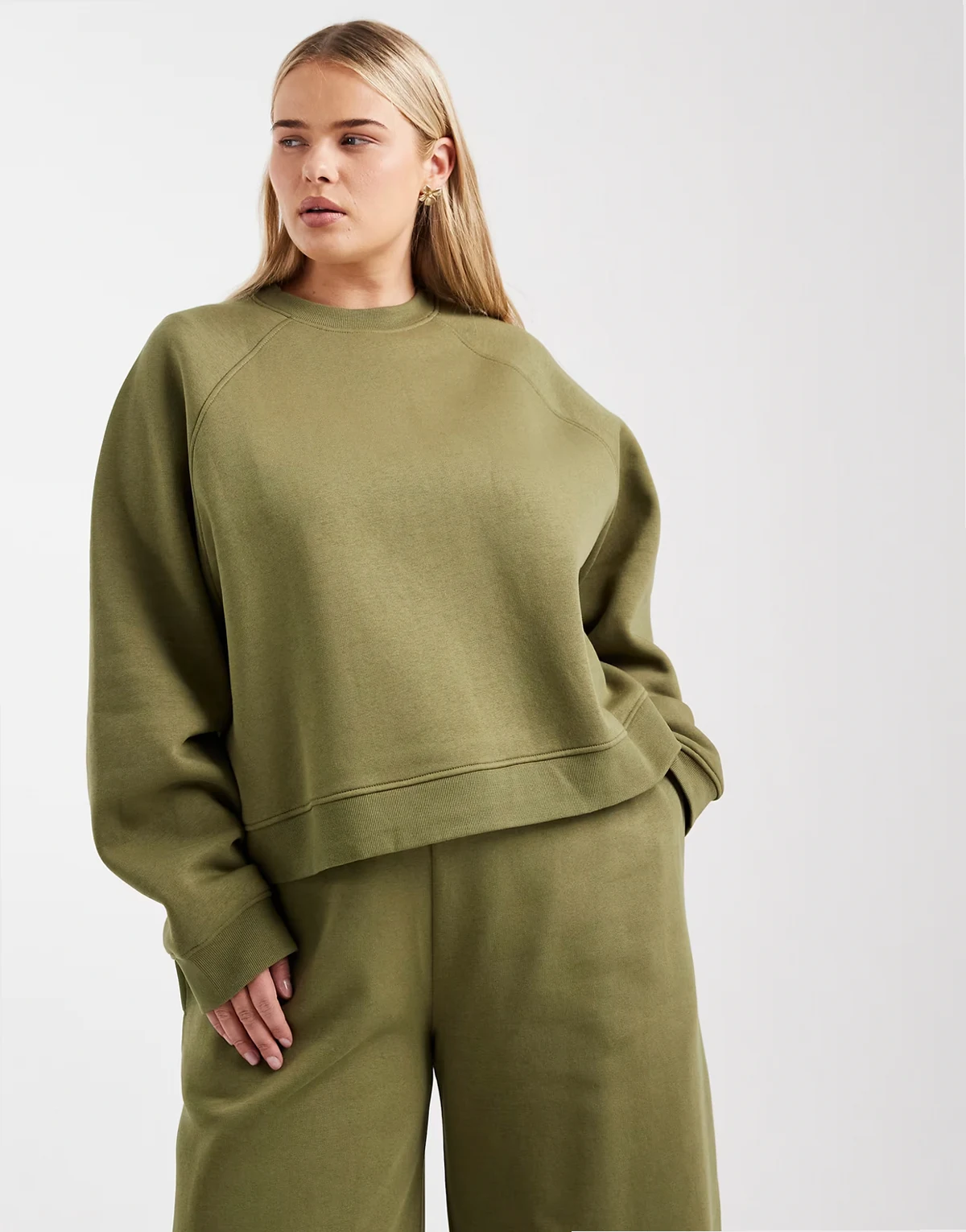 ASOS DESIGN Curve – Oversize-Sweatshirt in Khaki mit Raglan-Detail