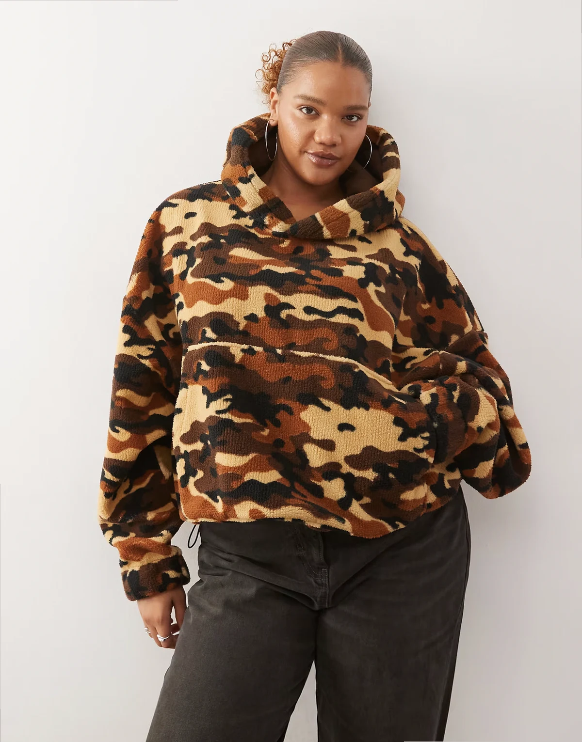 Plus – Kapuzenpullover aus Teddyfell mit Military-Muster