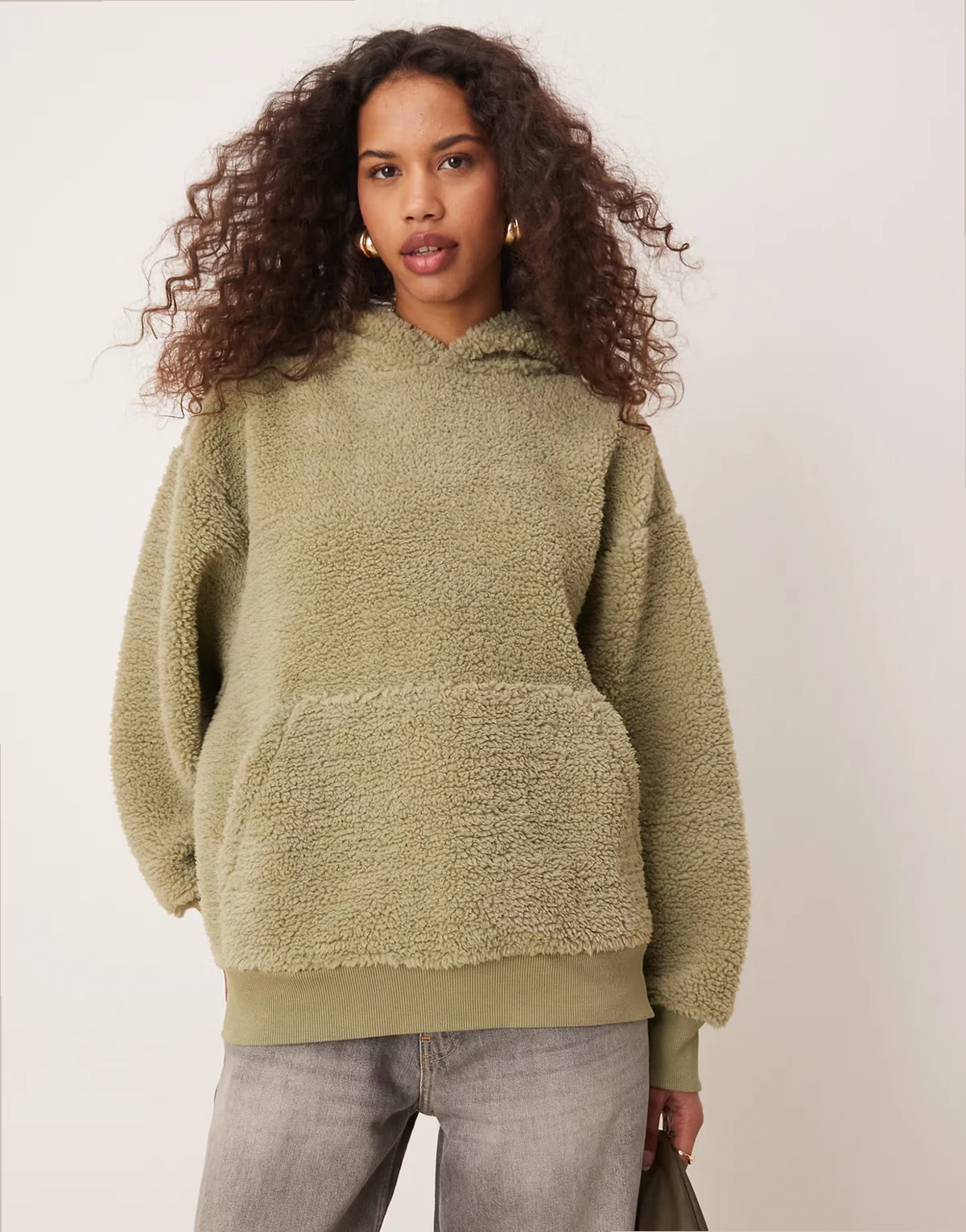 – Oversize-Kapuzenpullover aus Teddyfell in Salbeigrün