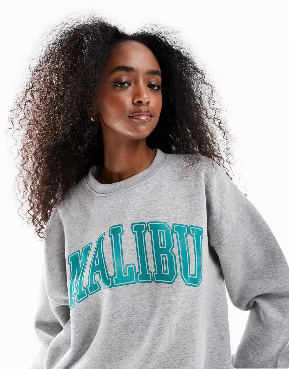 – Jasnoszara melanżowa bluza oversize z napisem „Malibu”