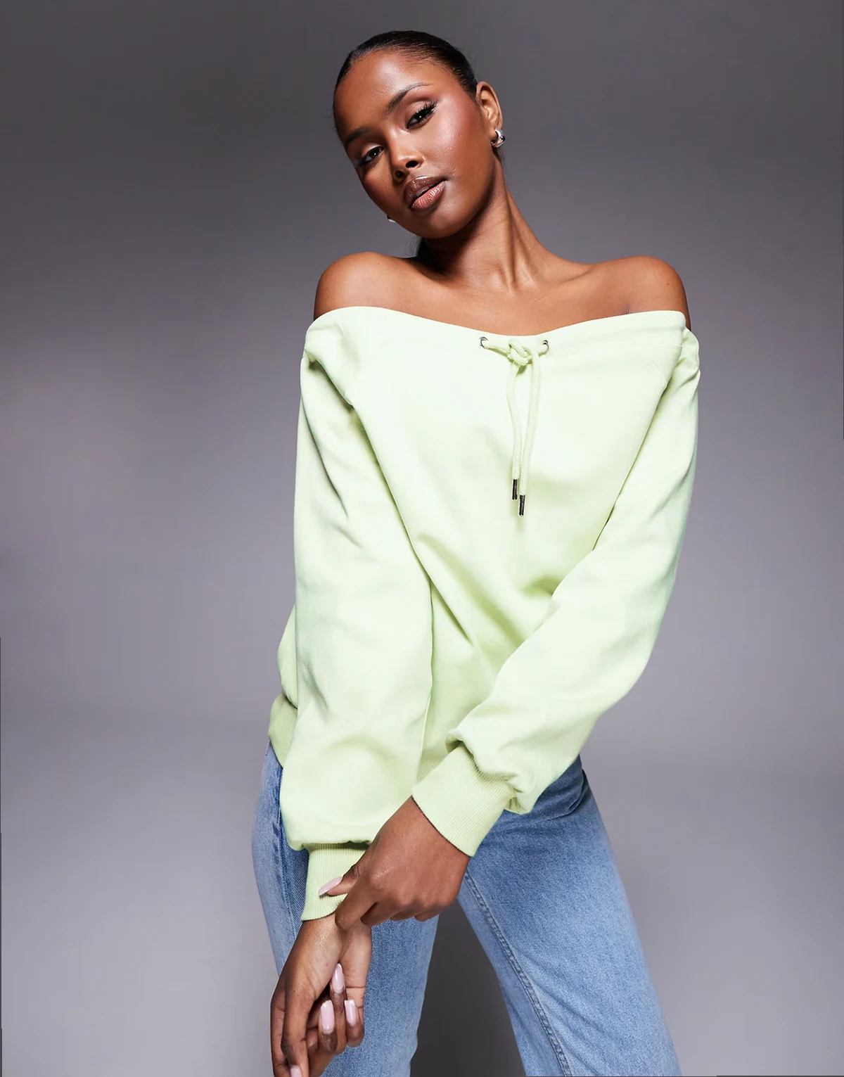 – Sweatshirt aus Interlock in Pastellgrün mit Carmen-Ausschnitt und Bindedetail