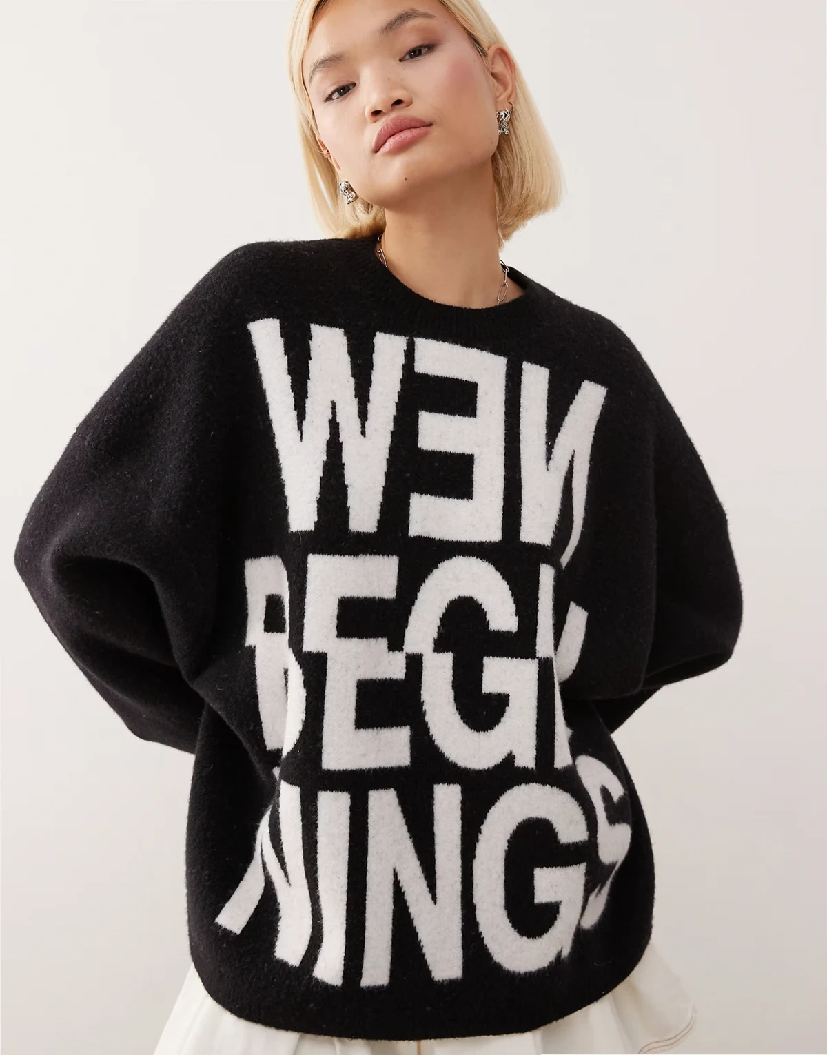 – Oversize-Pullover in Schwarz mit „New beginnings“-Jacquard-Design