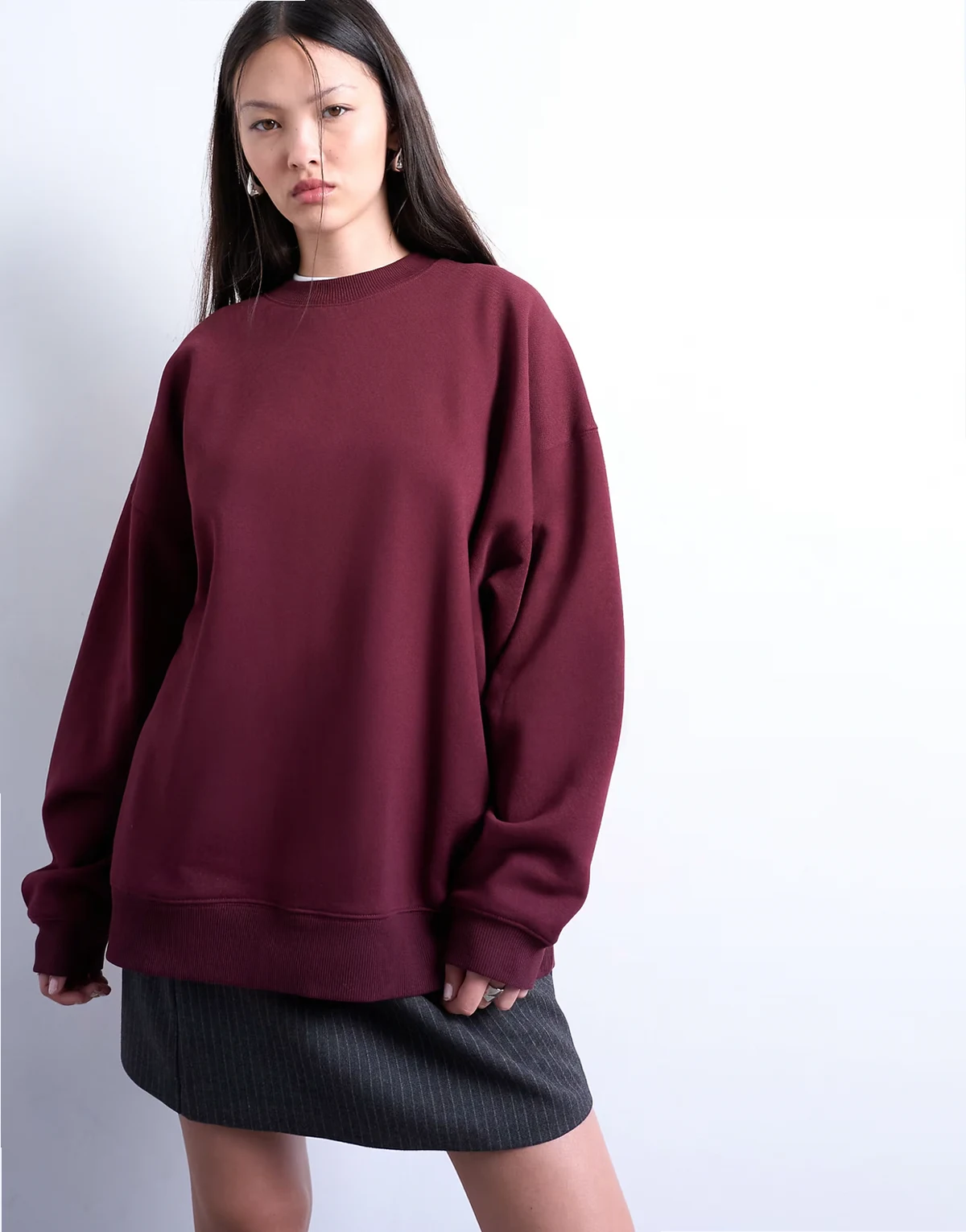 – Bordowa bluza dresowa oversize o wydłużonym fasonie