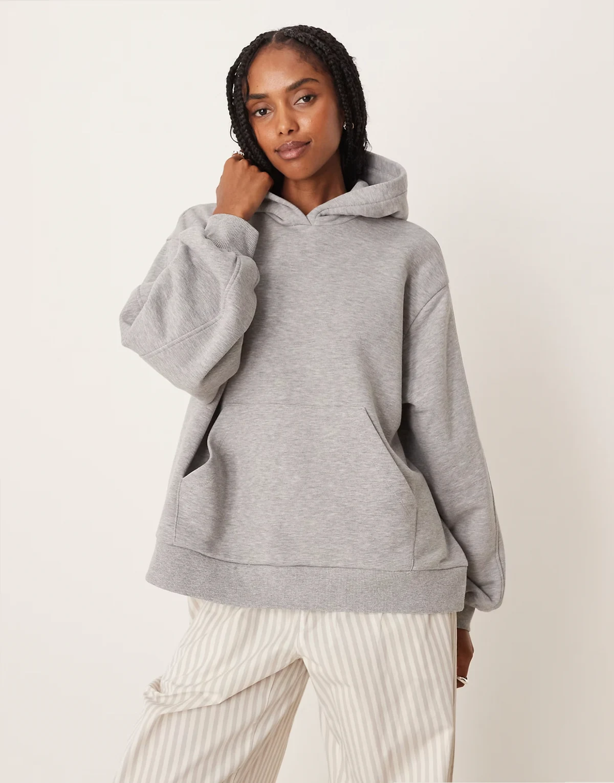 – Kapuzenpullover in meliertem Grau mit Godet-Detail
