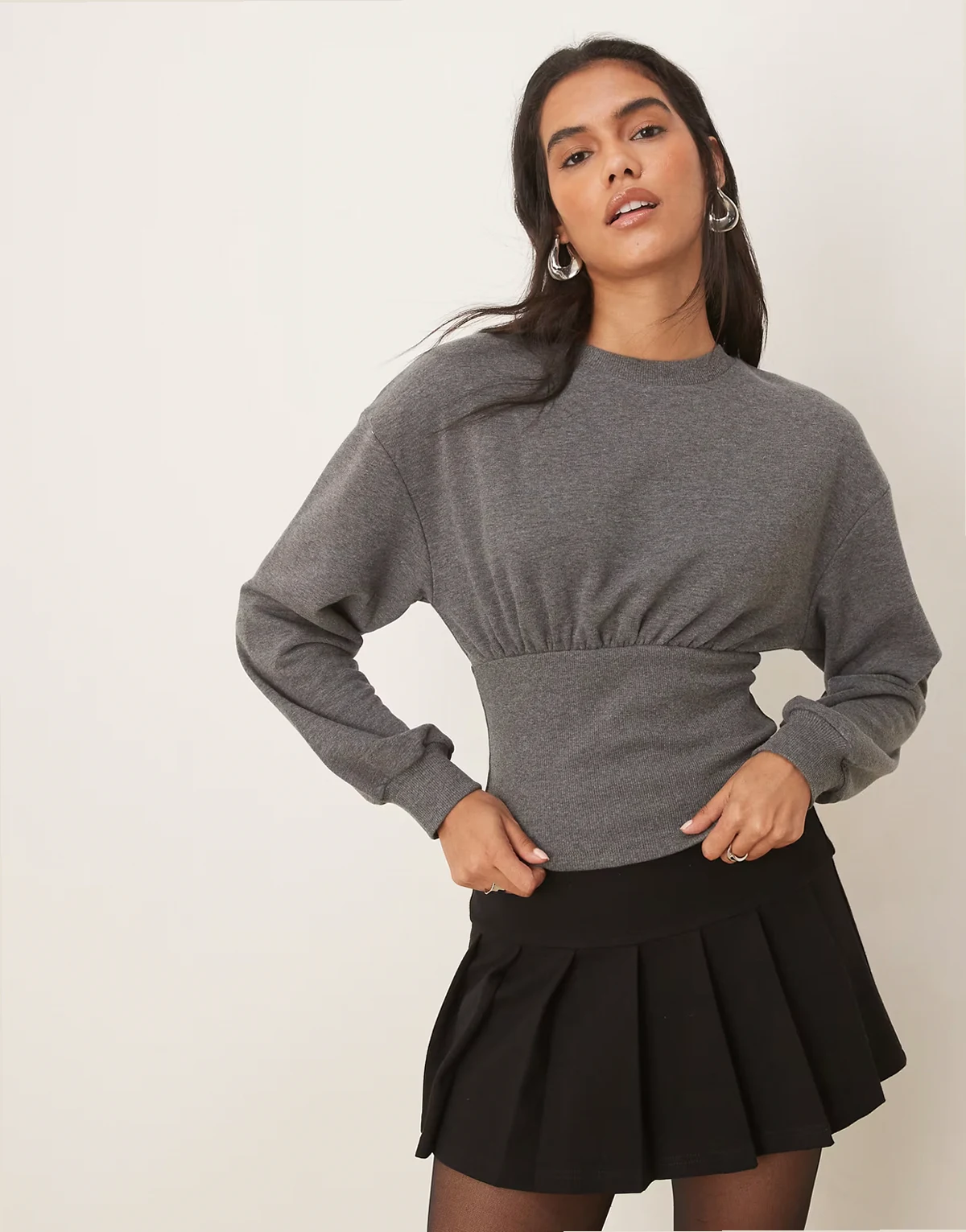 – Sweatshirt in Anthrazit mit Blouson-Dekolleté und tailliertem Schnitt