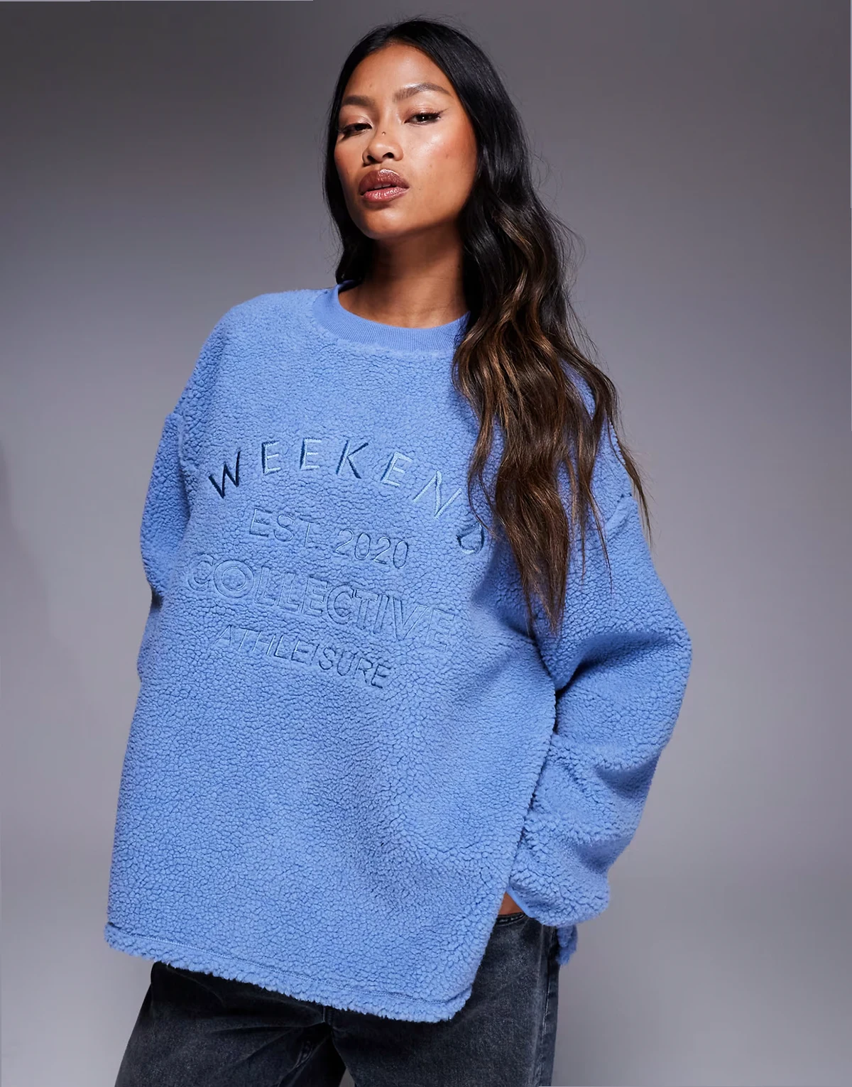 Weekend Collective – Sweatshirt aus Teddyfell in Blau gedeckt mit aufgestickter Grafik