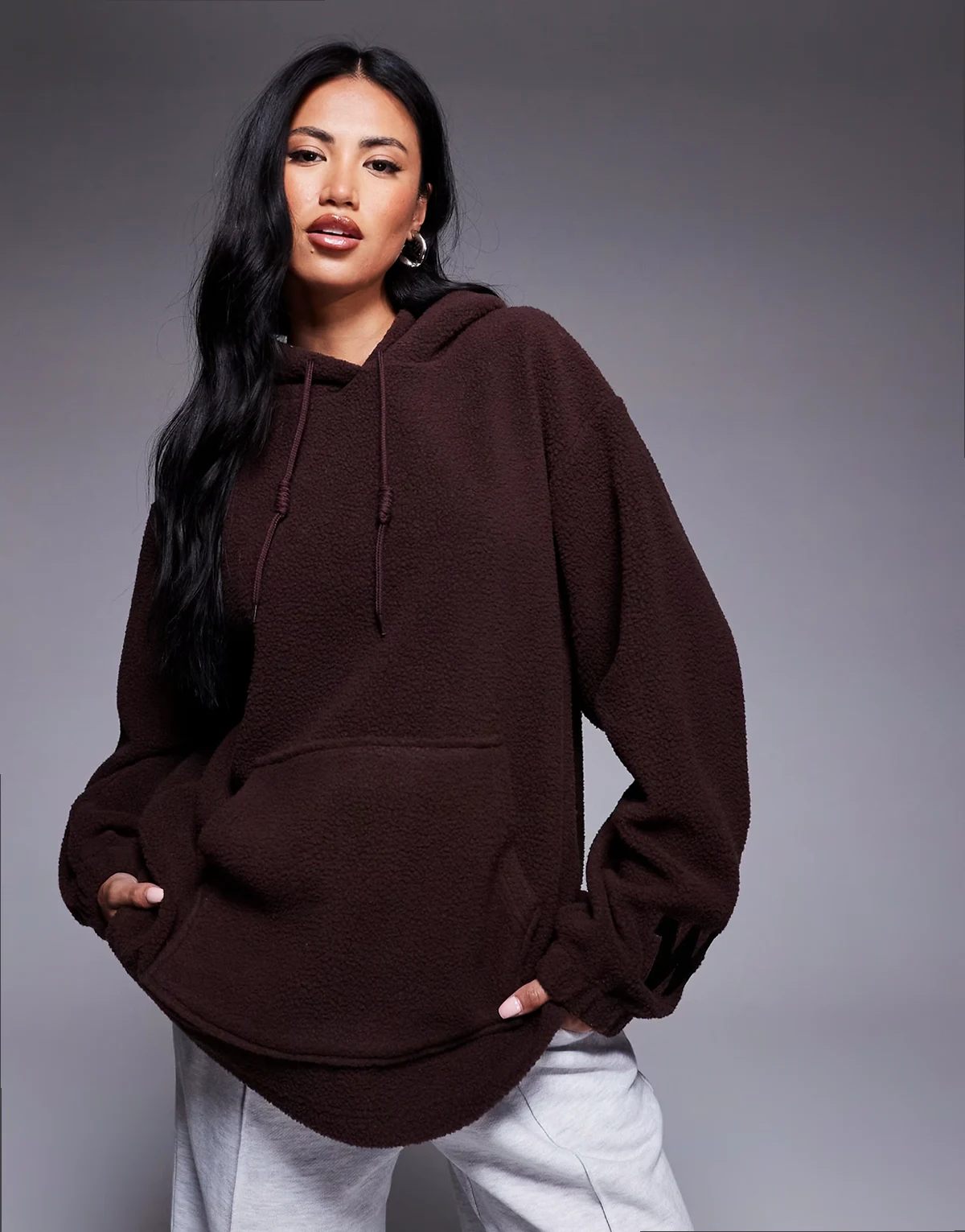 Weekend Collective – Schwerer Kapuzenpullover aus Teddyfell in Schokobraun mit WCA-Grafik am Ärmel