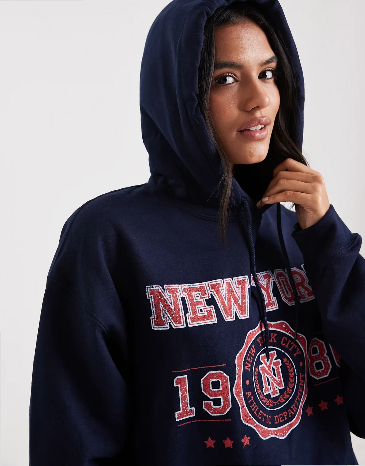 – Granatowa bluza z kapturem i uczelnianym napisem „New York”