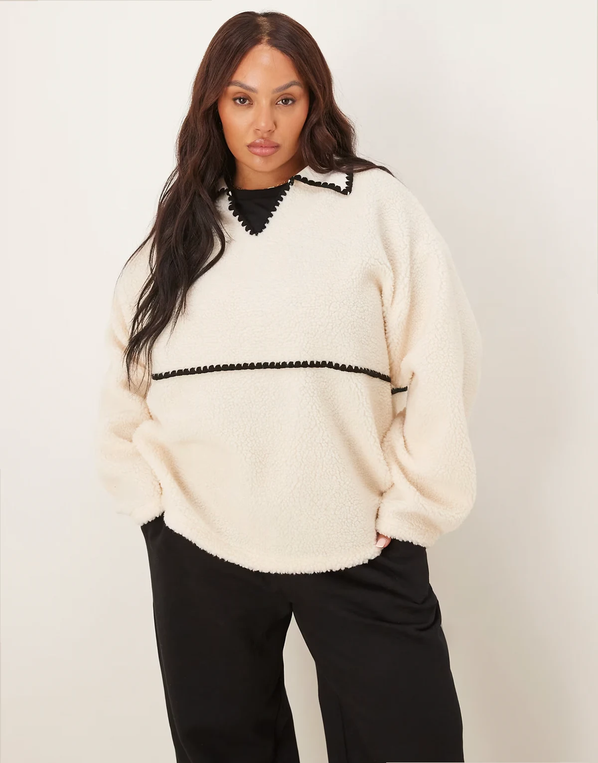 ASOS DESIGN Curve – Teddyfleece-Sweatshirt in Cremeweiß und Schwarz mit Languettenstich