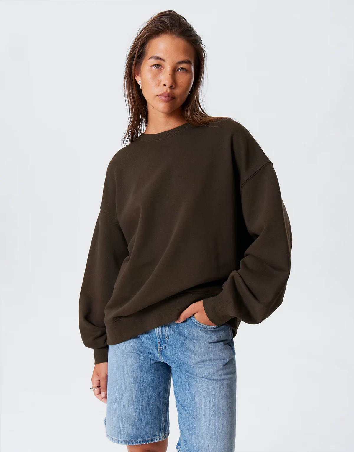 – Locker sitzendes Oversize-Sweatshirt in Dunkelbraun