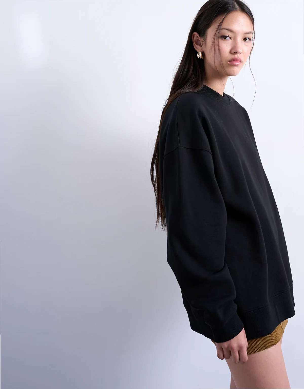 – Czarna bluza dresowa oversize o wydłużonym fasonie